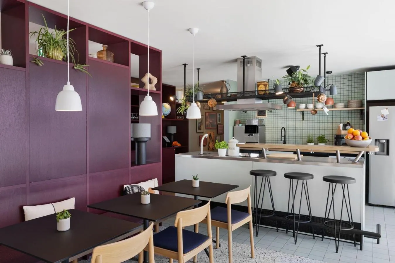 Communal kitchen in Stay KooooK Geneva City - Online Check In
