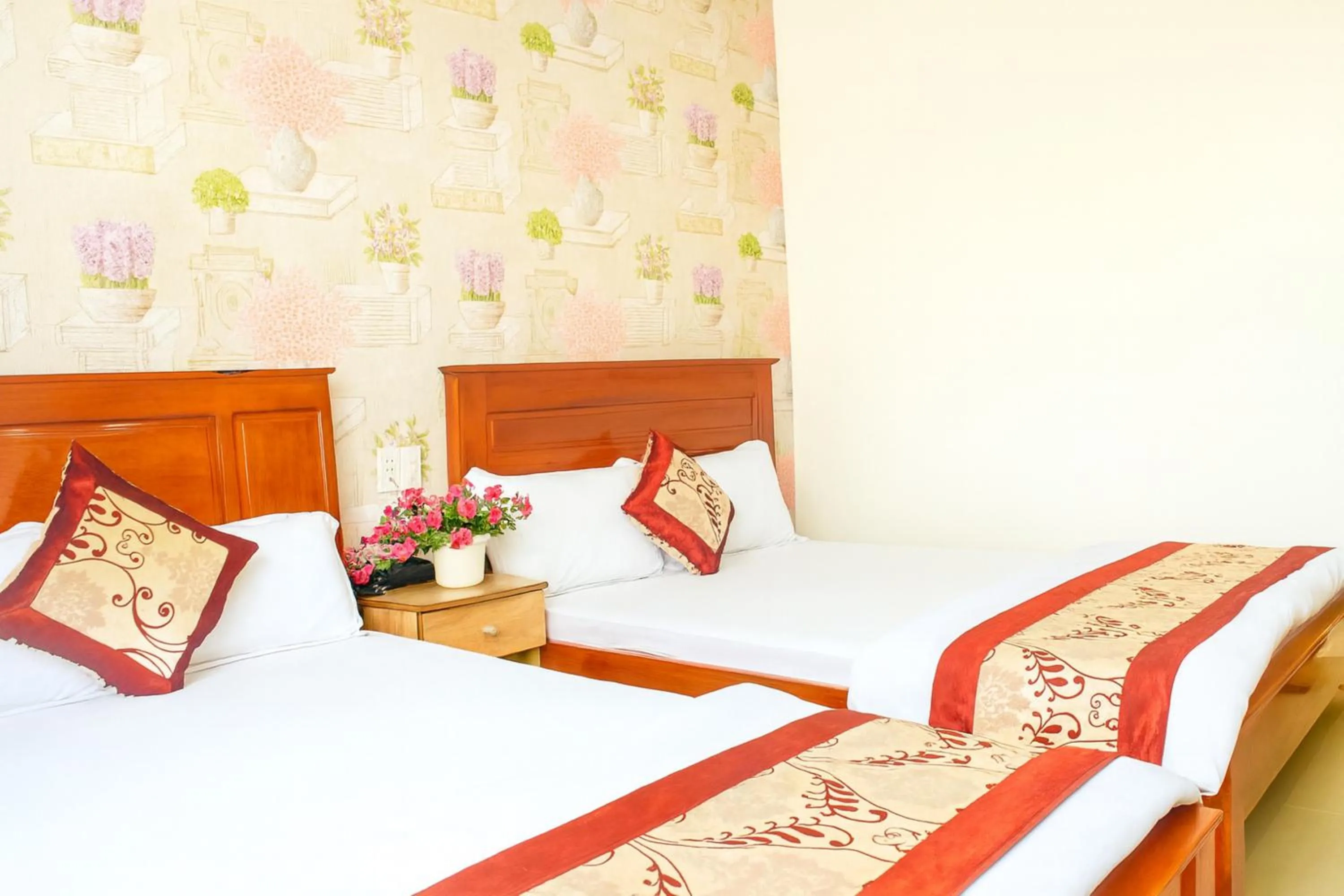 Photo of the whole room, Bed in Thanh Long Da Lat Hotel