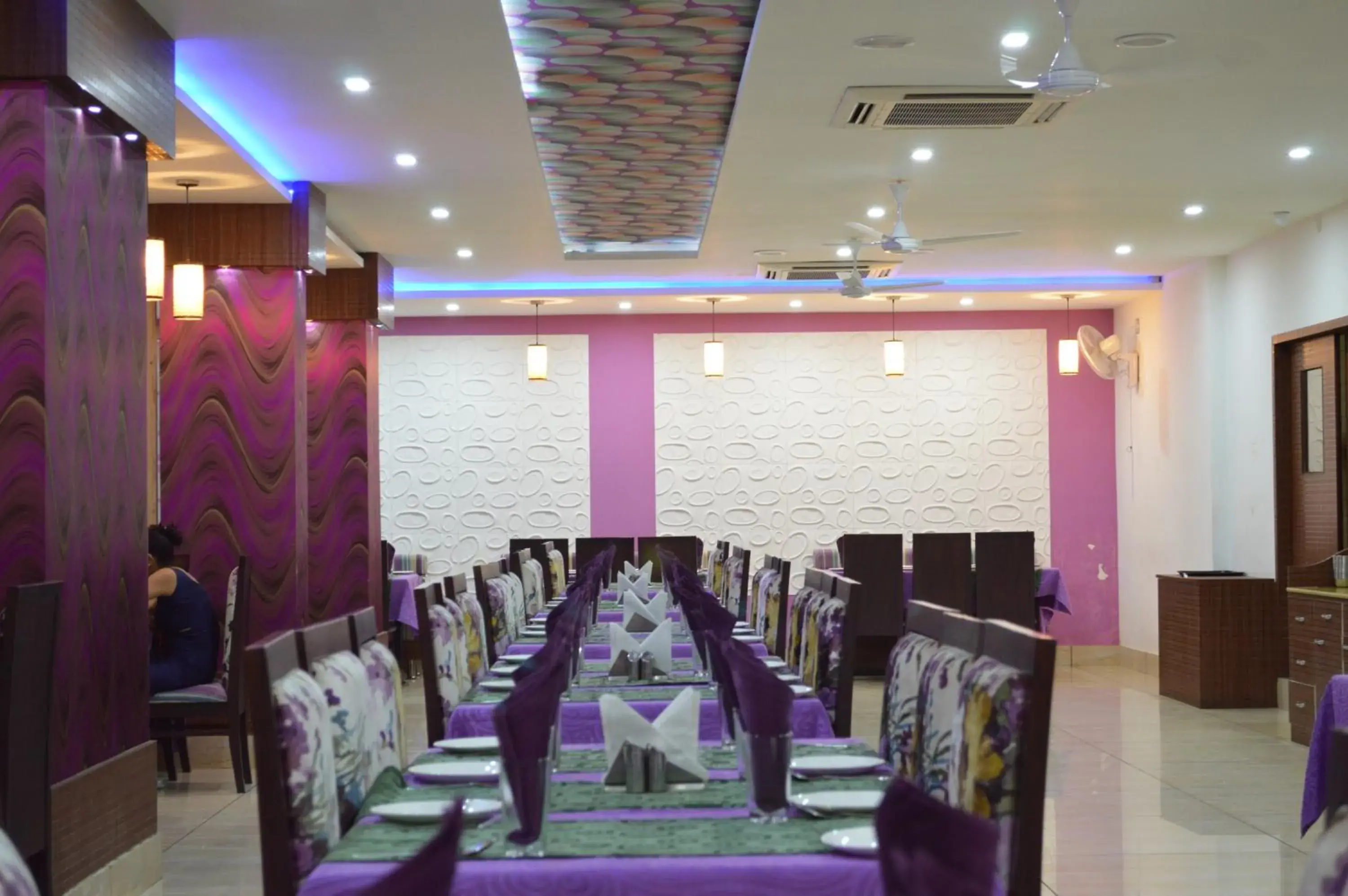 Restaurant/places to eat in Hotel Heeralal Restaurant/places to eat in Hotel Heeralal