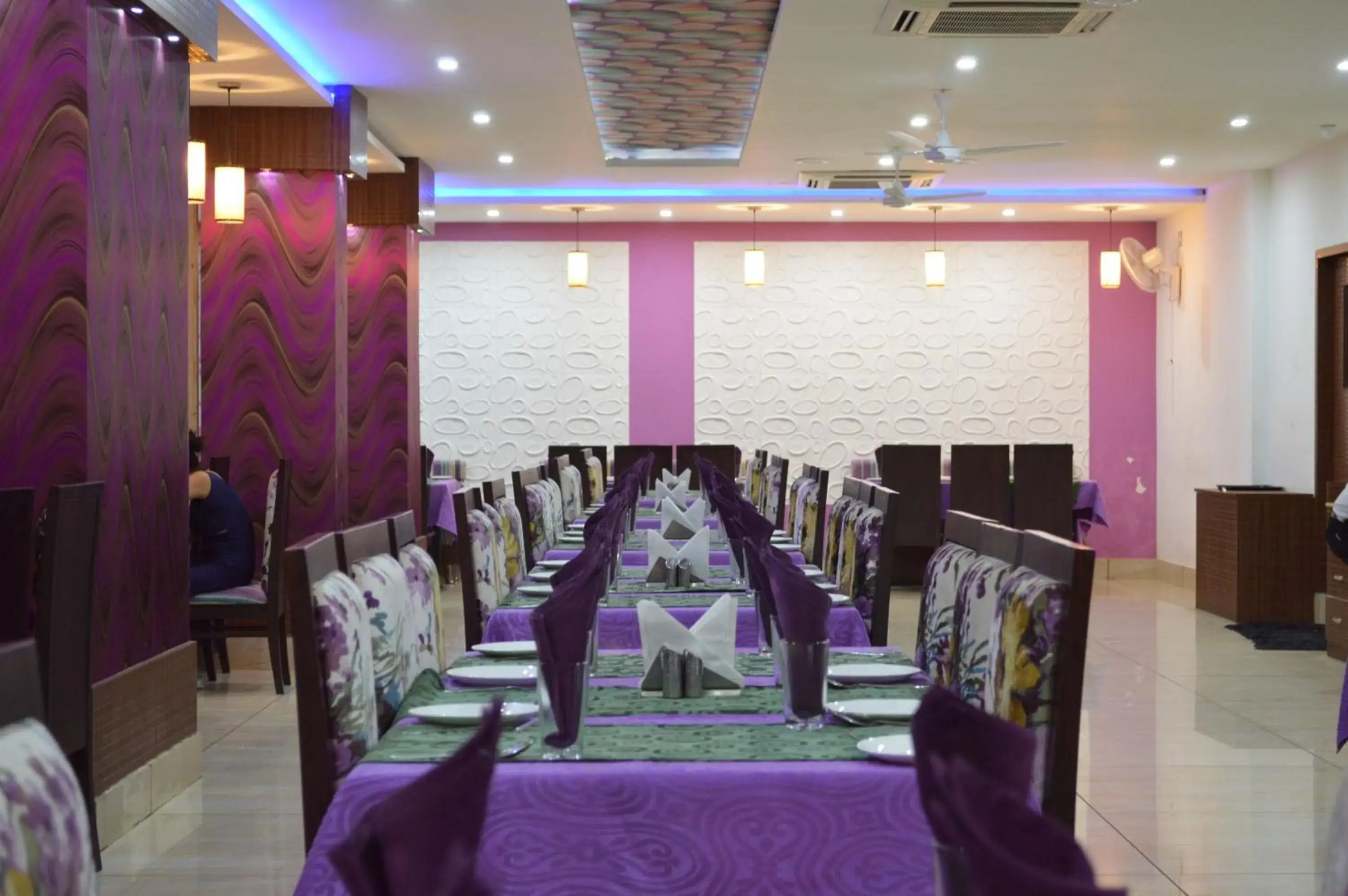 Restaurant/places to eat in Hotel Heeralal Restaurant/places to eat in Hotel Heeralal