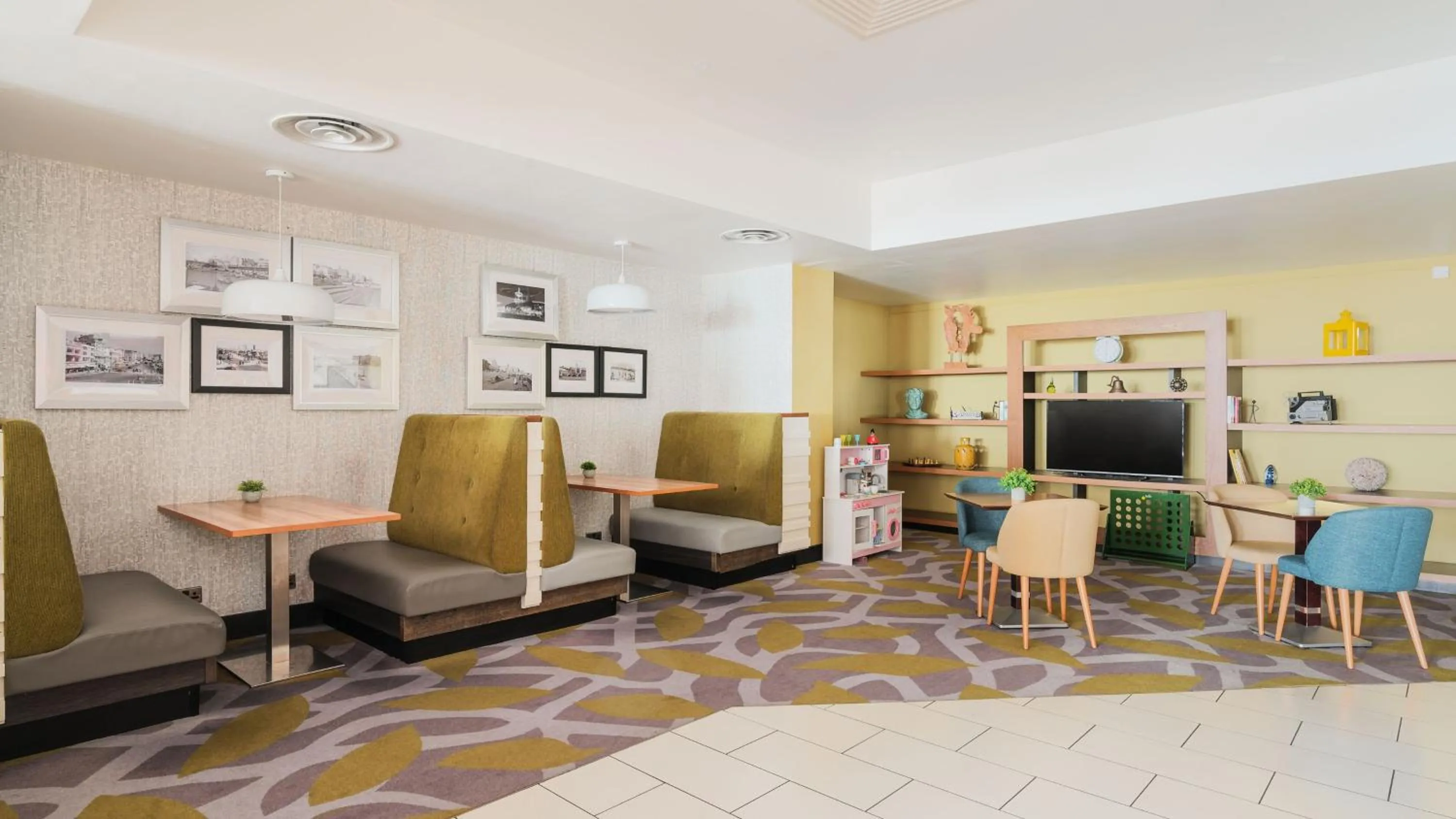 Lounge or bar in Holiday Inn Brighton Seafront by IHG