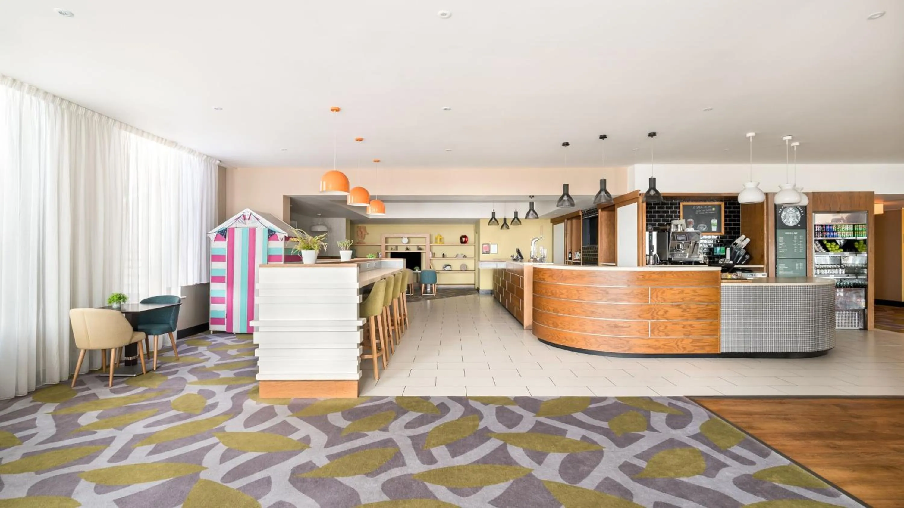 Lounge or bar in Holiday Inn Brighton Seafront by IHG