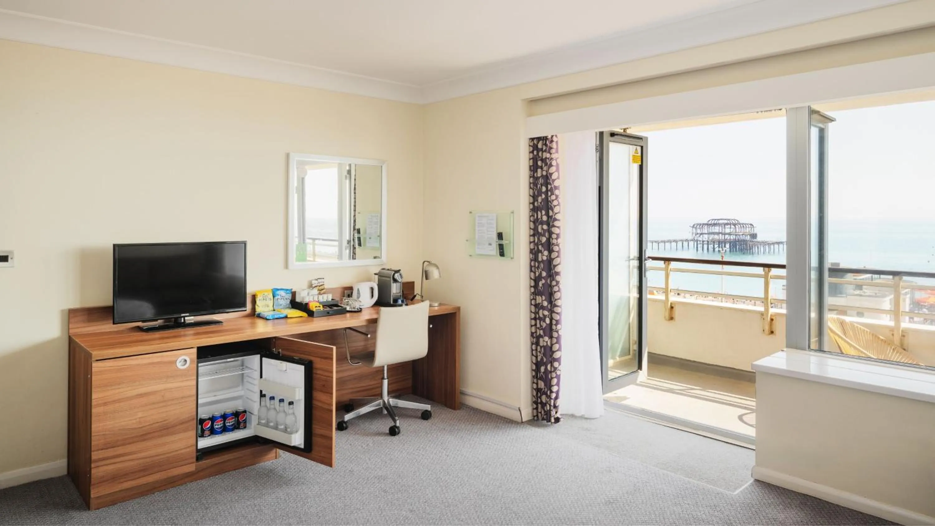 Photo of the whole room, Bed in Holiday Inn Brighton Seafront by IHG