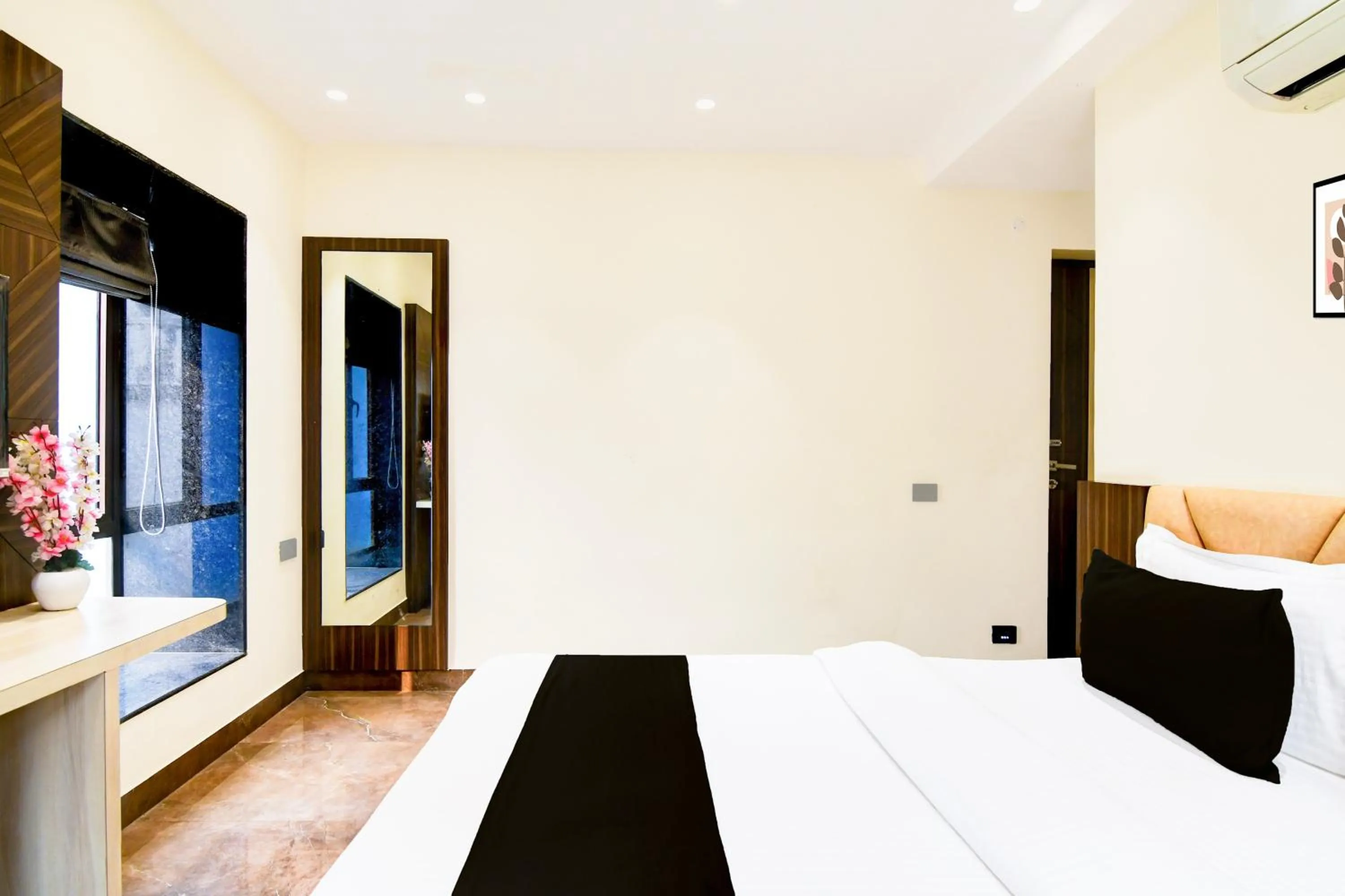 Bedroom, Bed in Super Townhouse New Town Near DLF