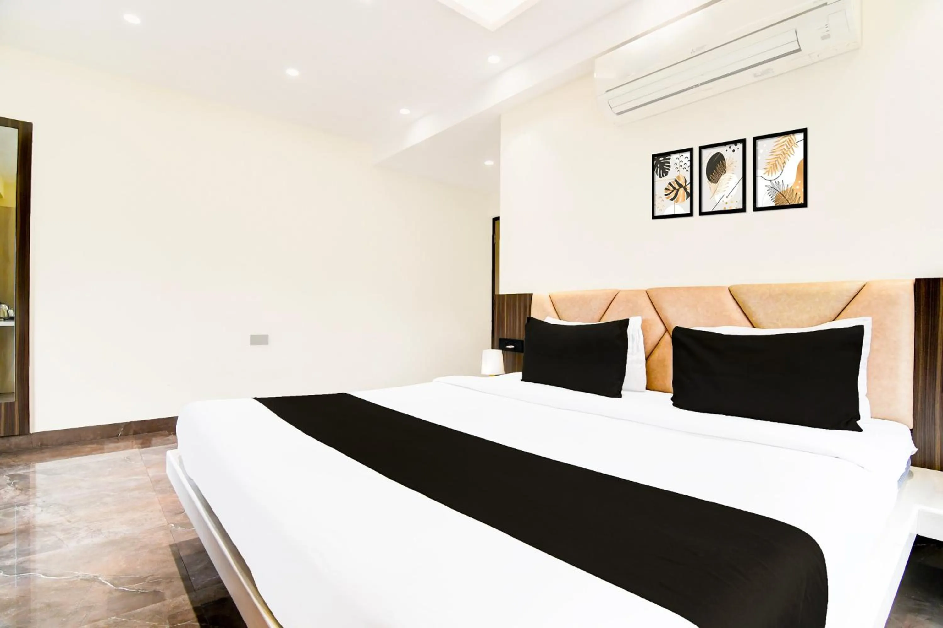 Bedroom, Bed in Super Townhouse New Town Near DLF