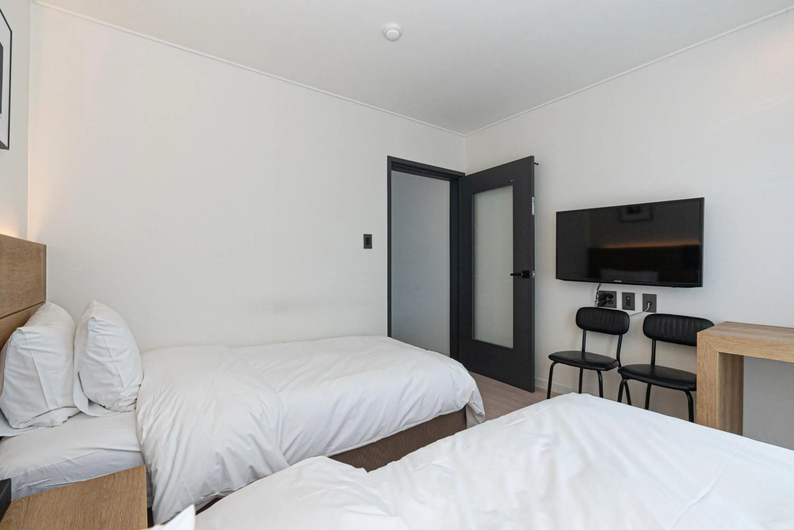 Photo of the whole room, Bed in Hotel The Grang Jungmun