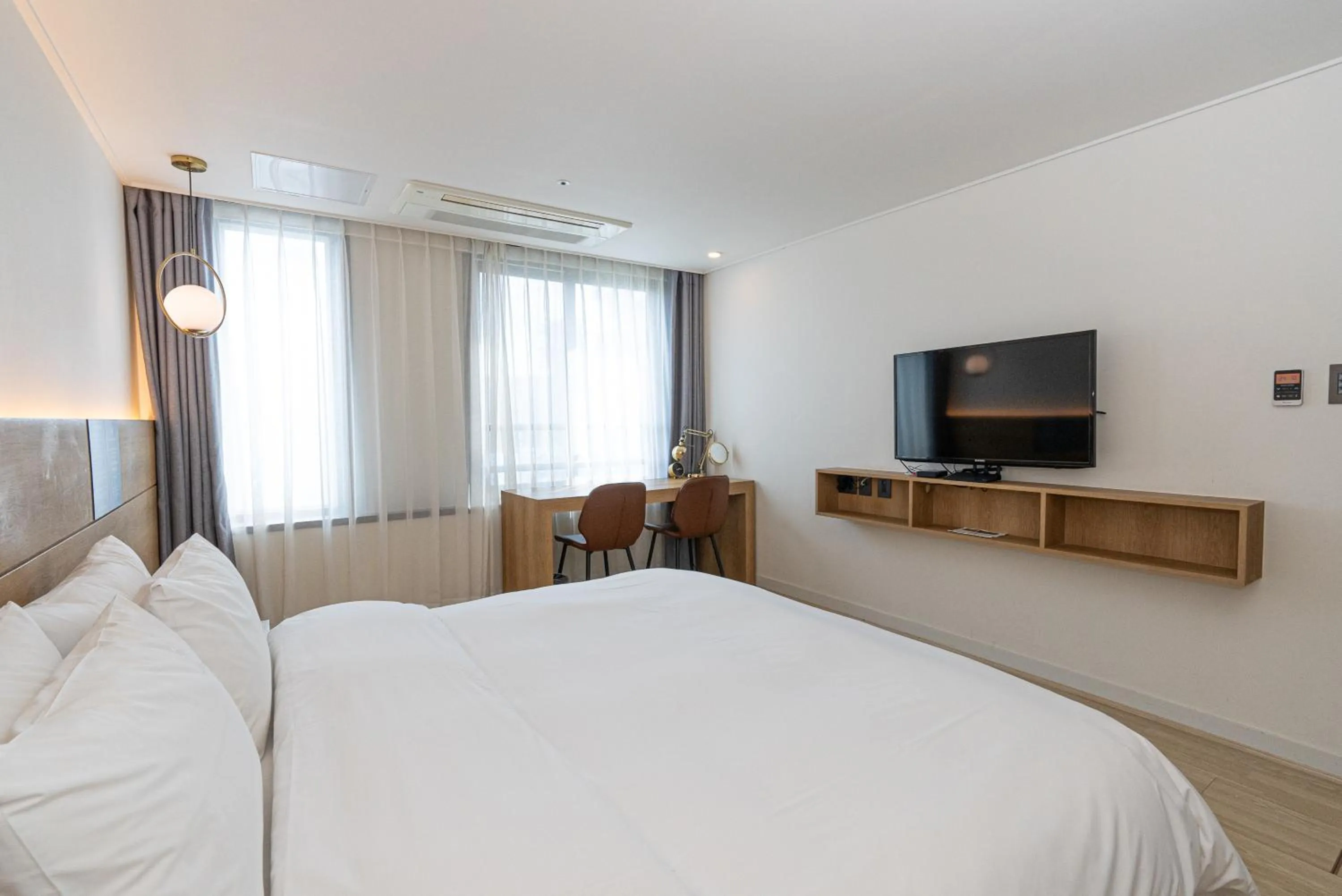 Photo of the whole room, Bed in Hotel The Grang Jungmun