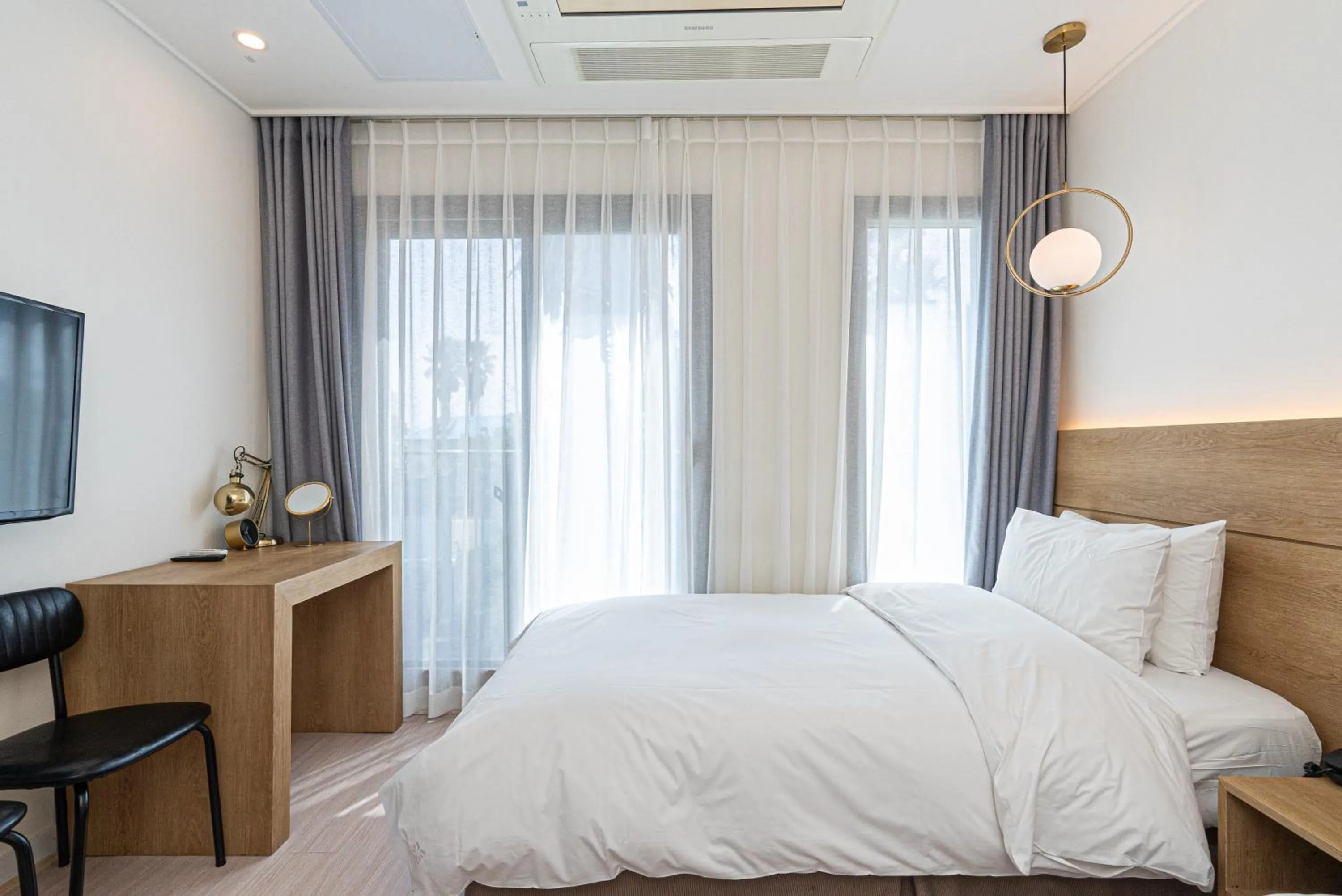 Photo of the whole room, Bed in Hotel The Grang Jungmun