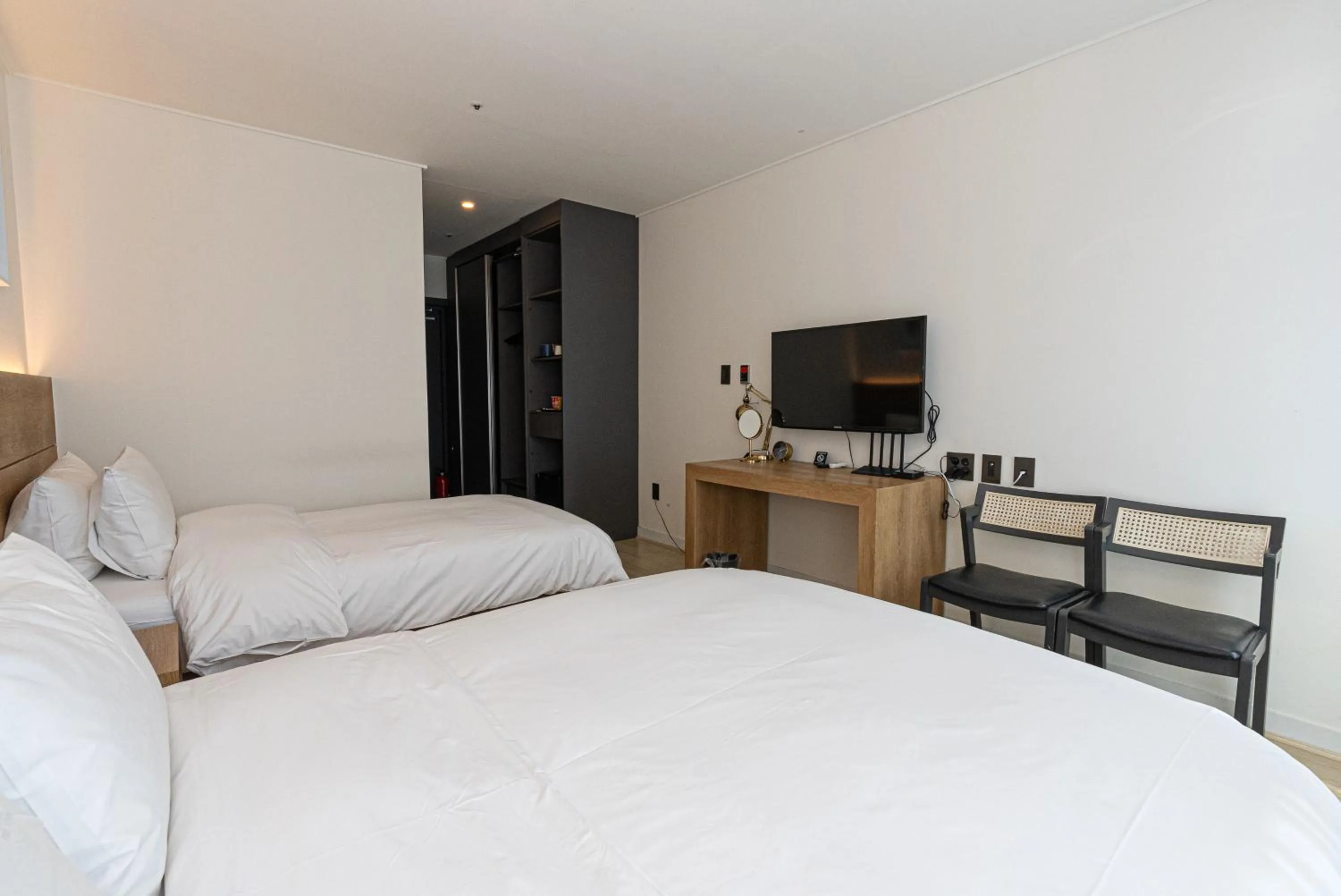 Photo of the whole room, Bed in Hotel The Grang Jungmun