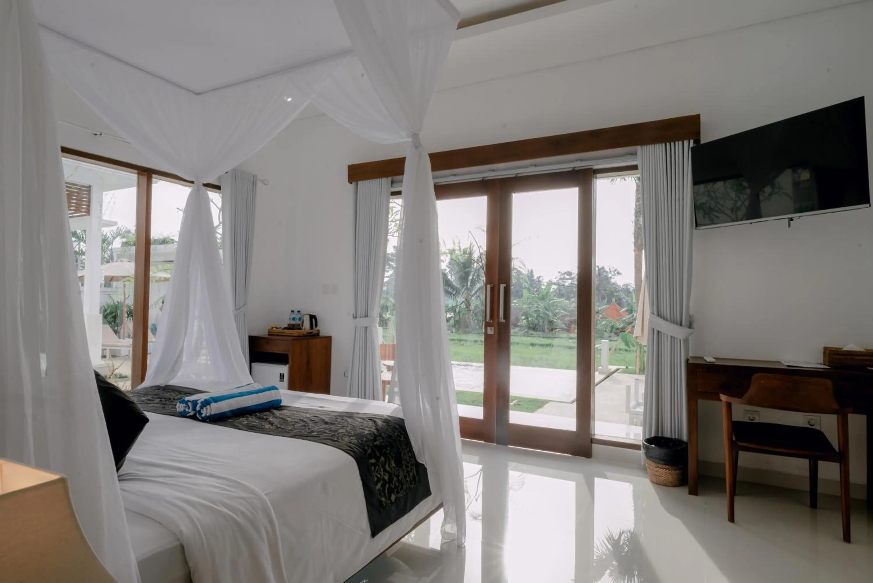 Communal lounge/ TV room, Bed in Namika Villas Ubud