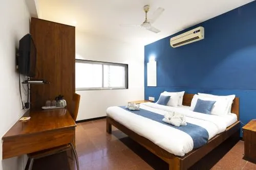 Hotel Q Deck Rooms - Vile Parle Station and Near to Mumbai Airport