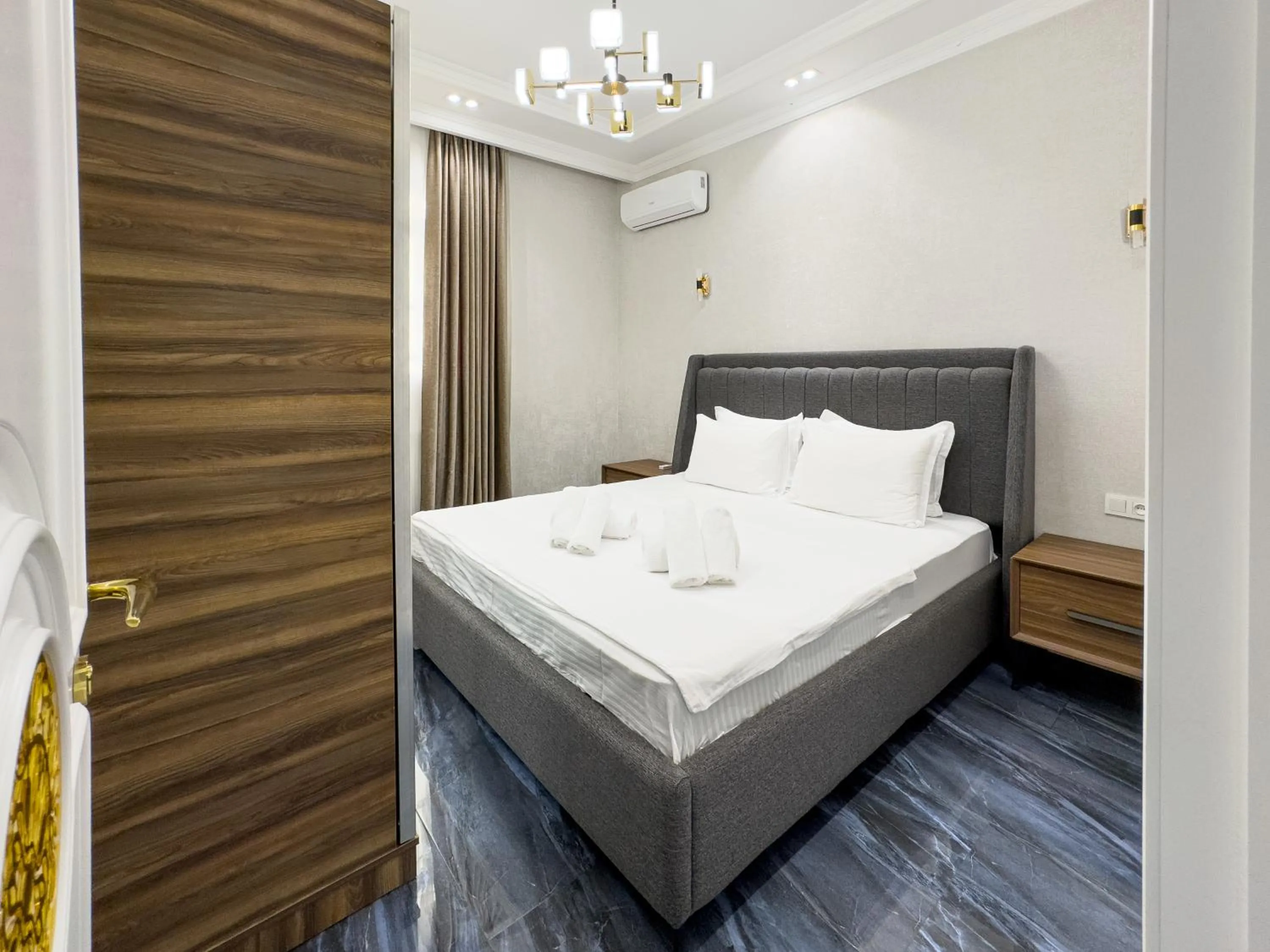 Bedroom, Bed in YakkaSaray Premium Apartment