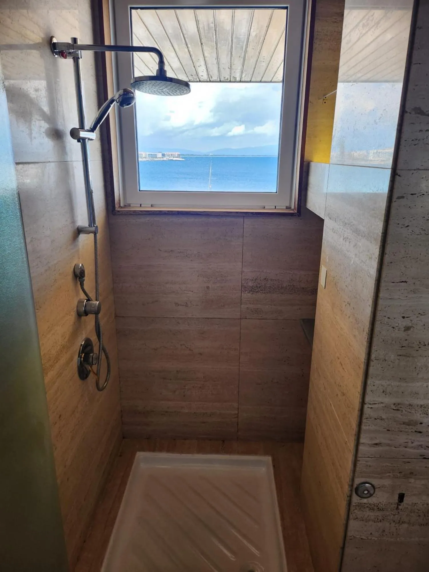 Shower in Solo Atico Guest Suites