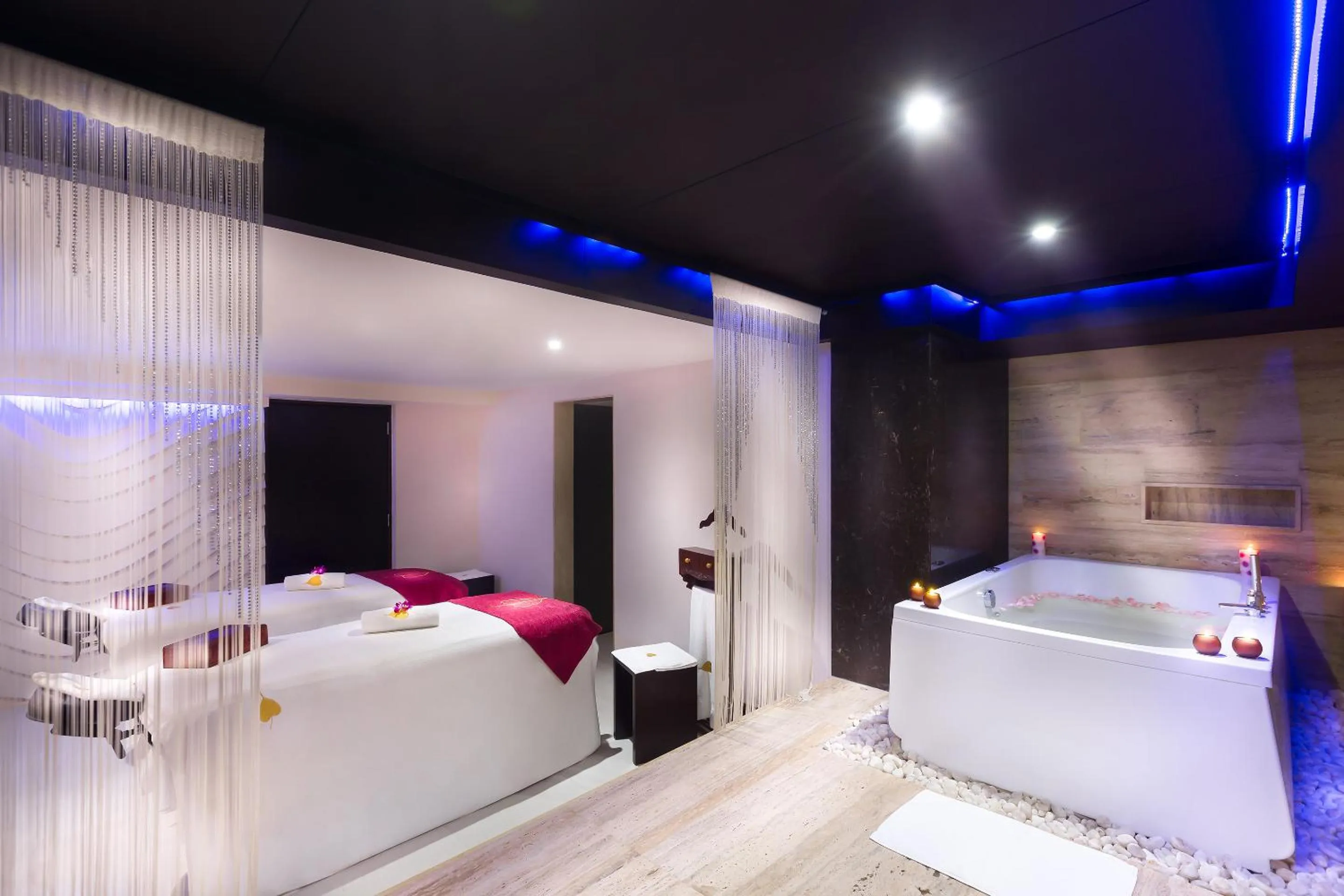 Hot Tub, Bed in Grand Chennai by GRT Hotels