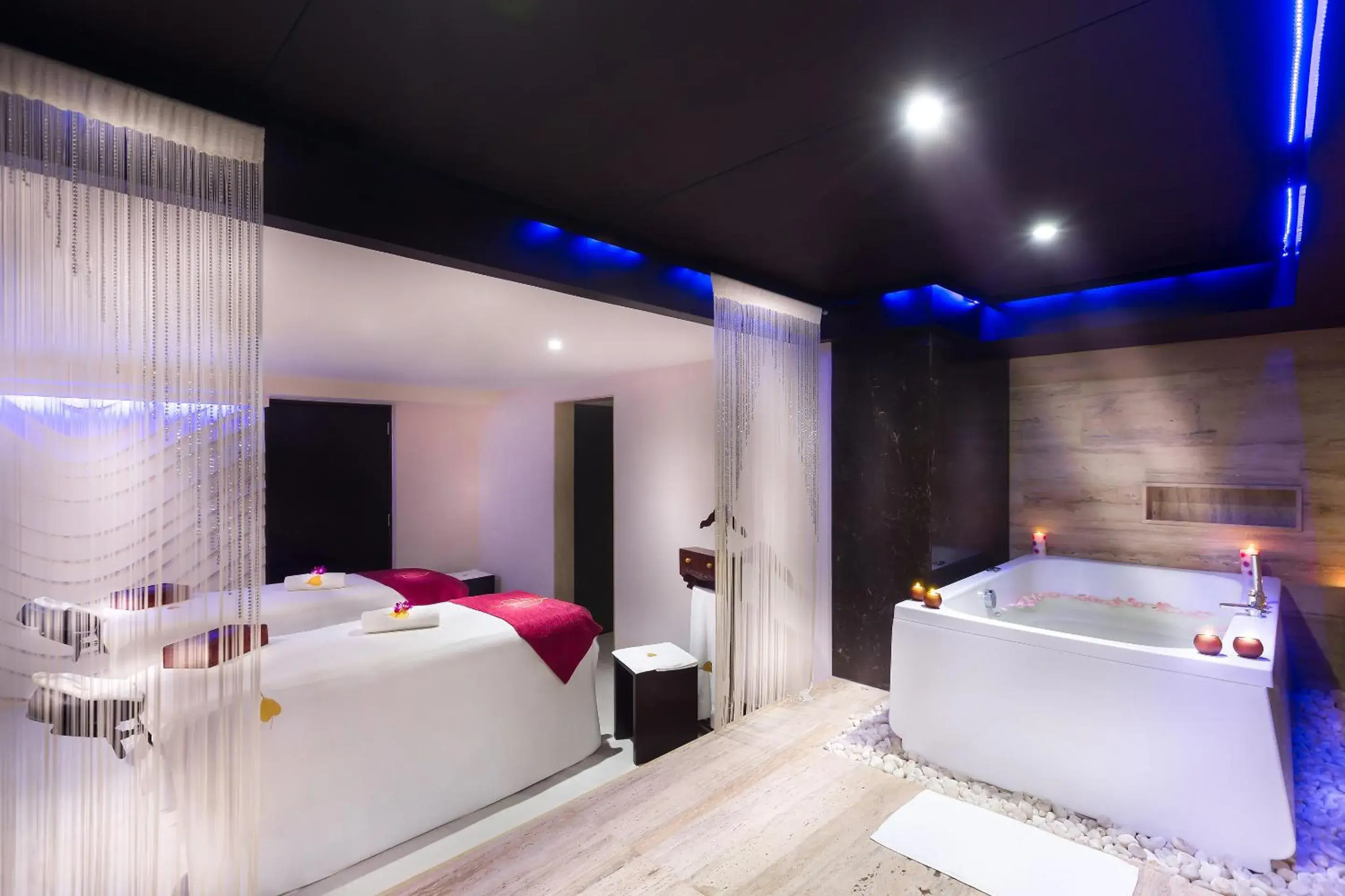 Hot Tub, Bed in Grand Chennai by GRT Hotels Hot Tub, Bed in Grand Chennai by GRT Hotels