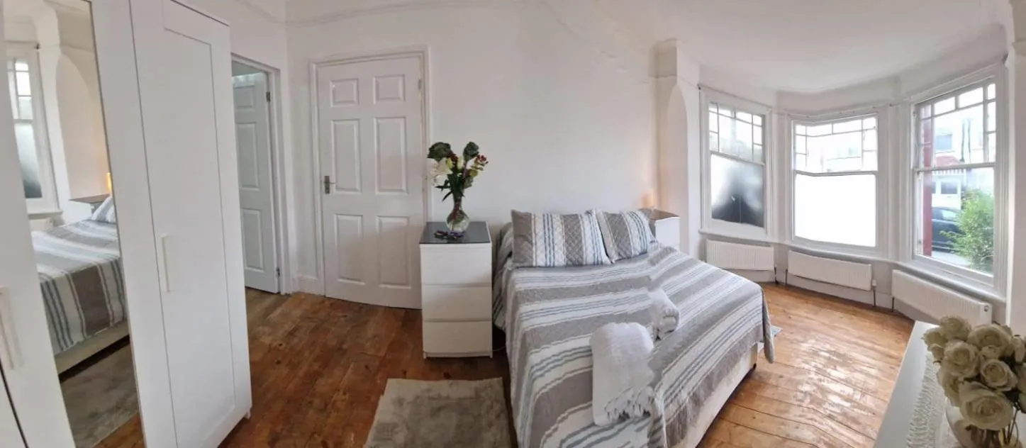 Bedroom in 1 Bed Flat - Sleeps 2 - Pets - Parking - Wifi