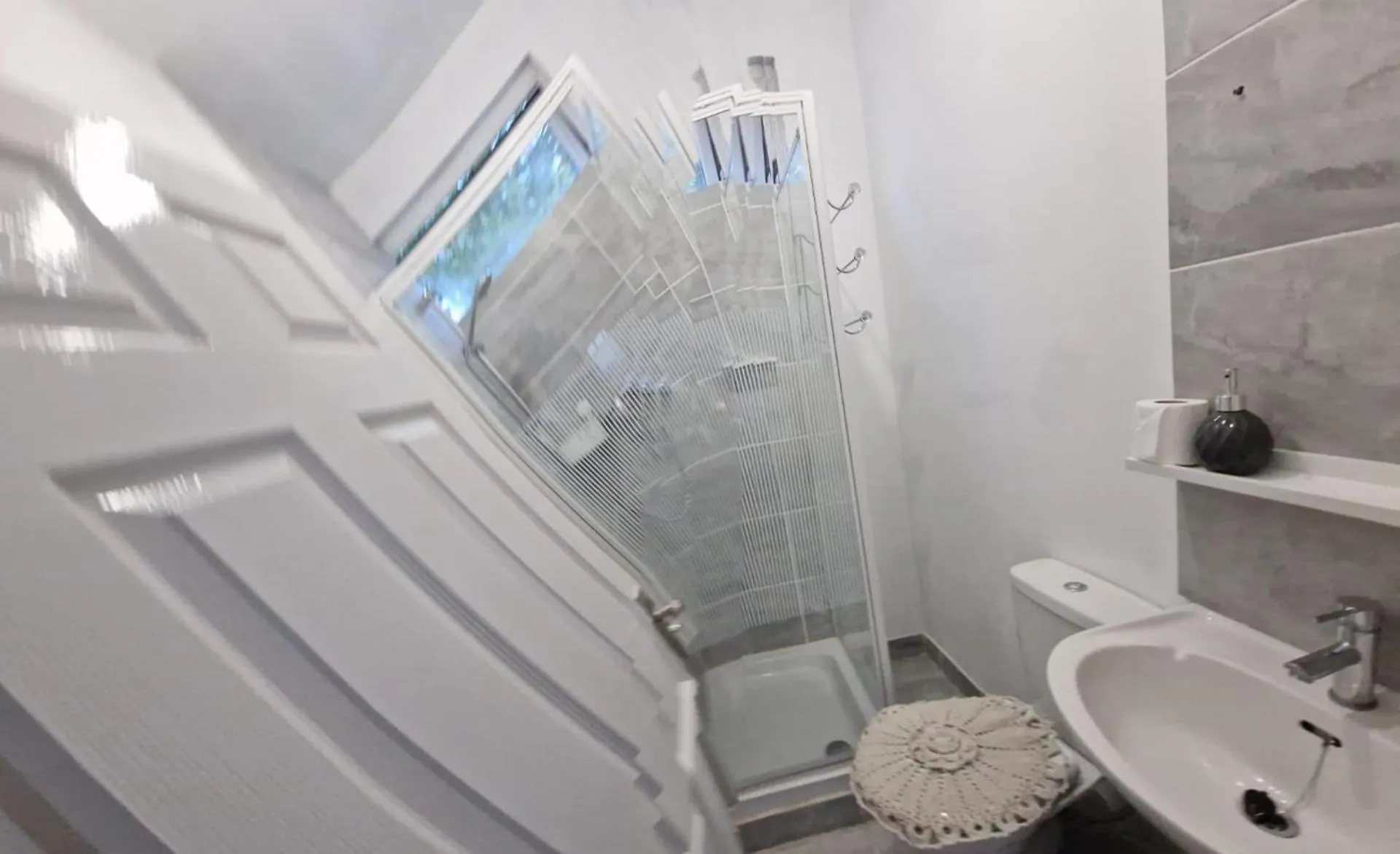 Bathroom in 1 Bed Flat - Sleeps 2 - Pets - Parking - Wifi