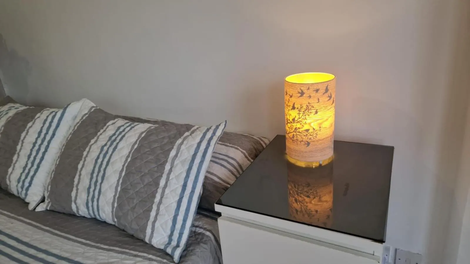 Bedroom in 1 Bed Flat - Sleeps 2 - Pets - Parking - Wifi