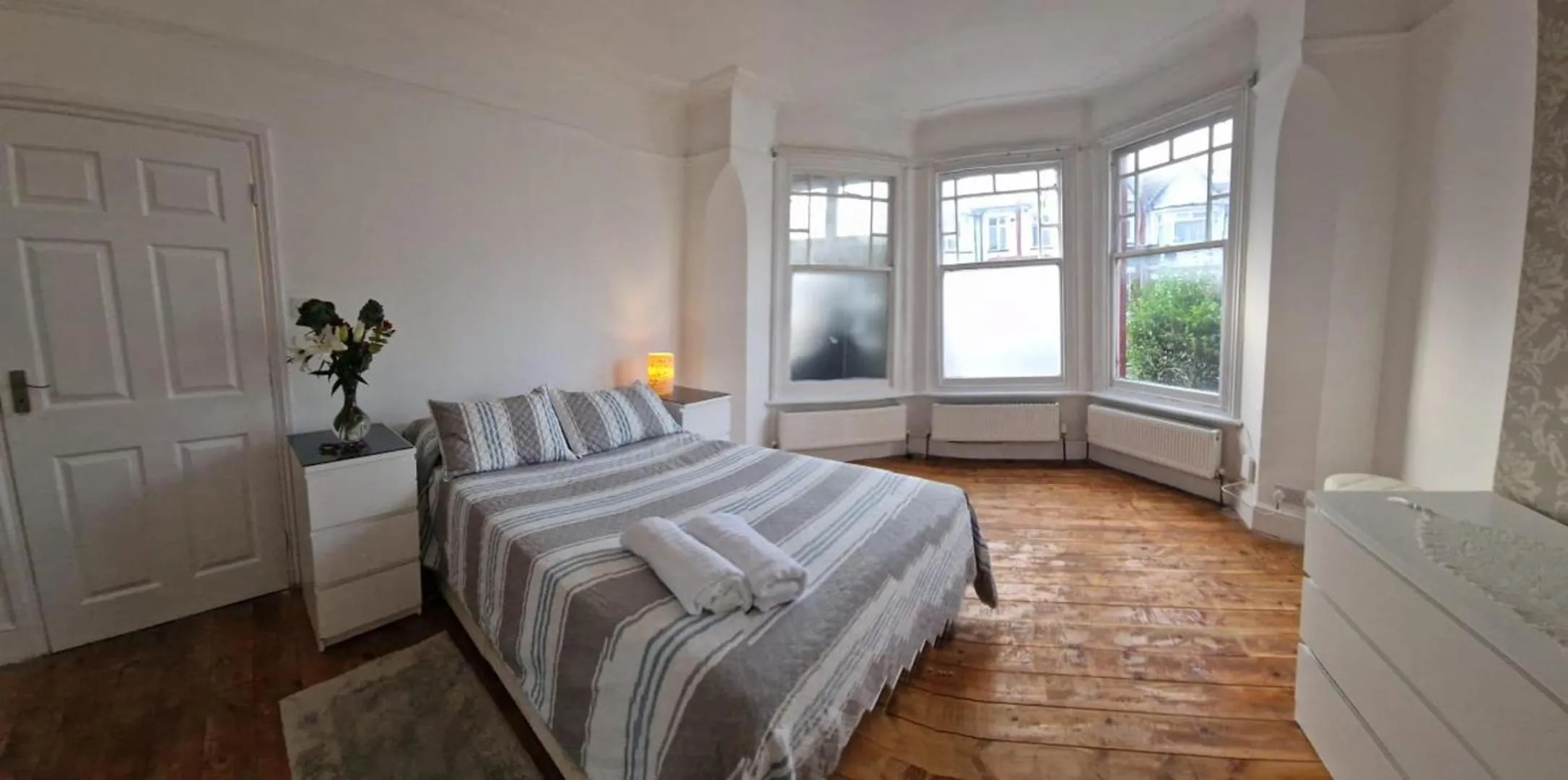 Bedroom in 1 Bed Flat - Sleeps 2 - Pets - Parking - Wifi
