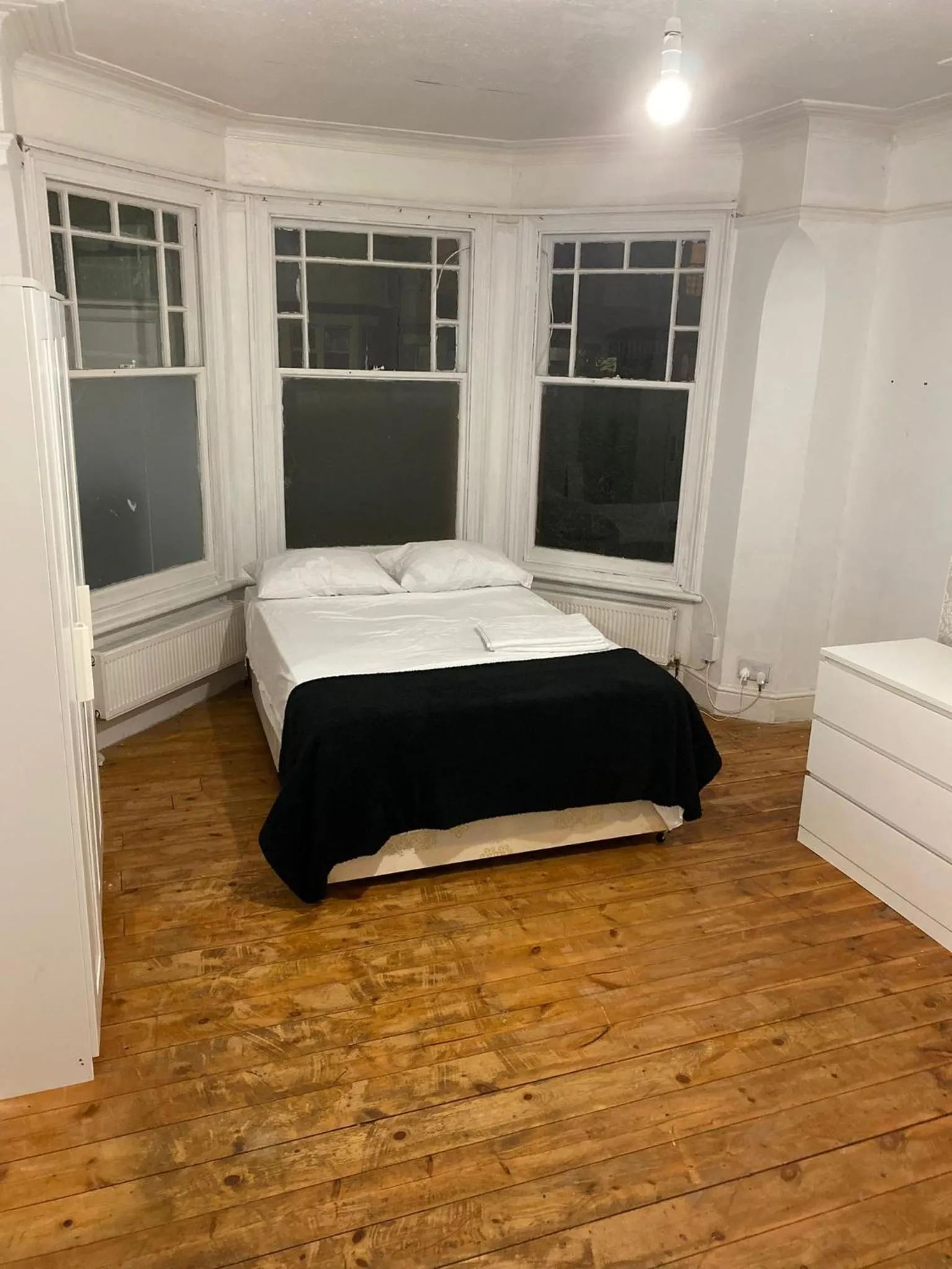Bedroom in 1 Bed Flat - Sleeps 2 - Pets - Parking - Wifi