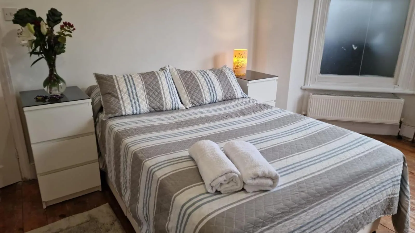 Bedroom in 1 Bed Flat - Sleeps 2 - Pets - Parking - Wifi