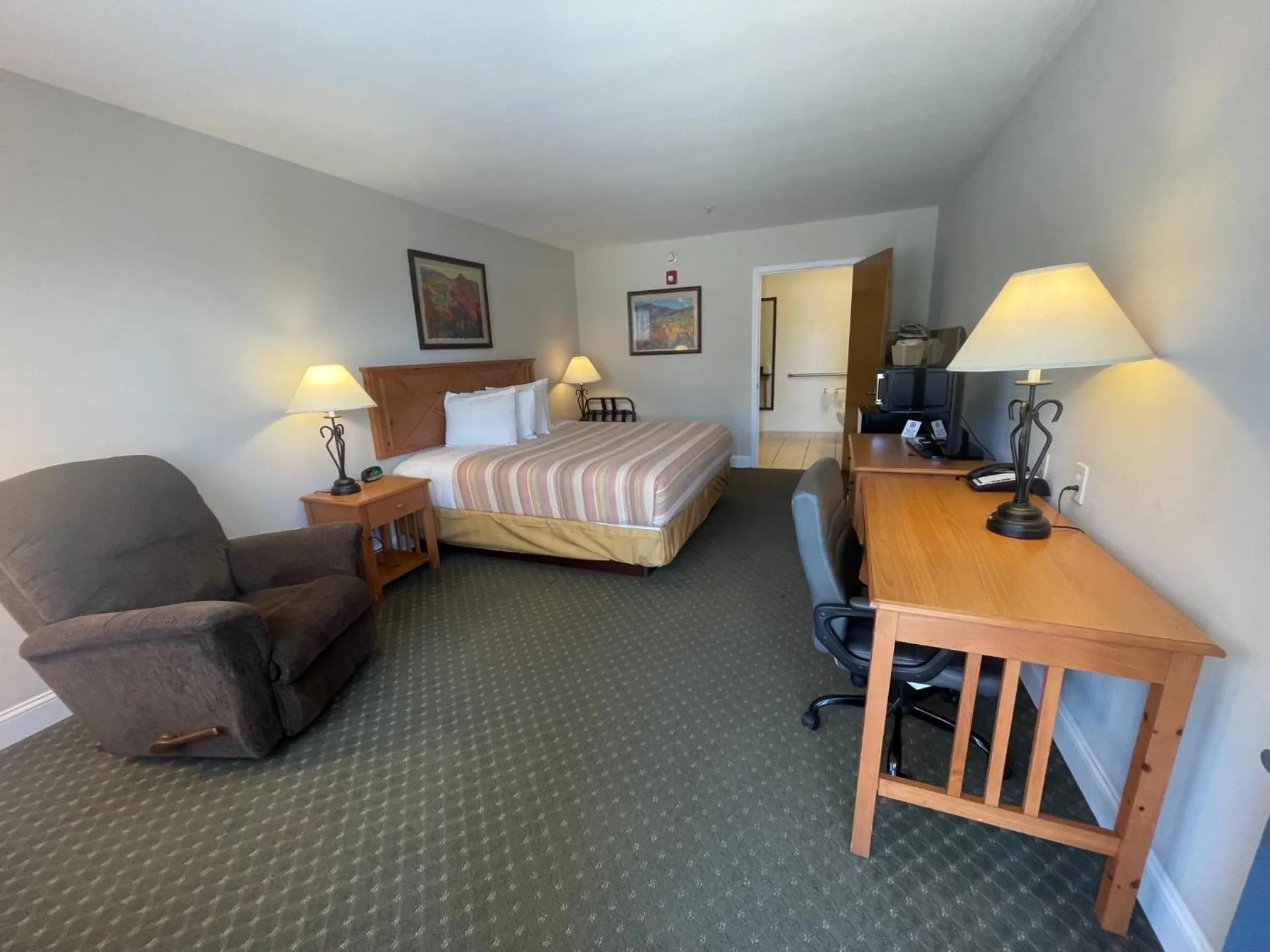 Photo of the whole room, Bed in Stagecoach Inn Woodville