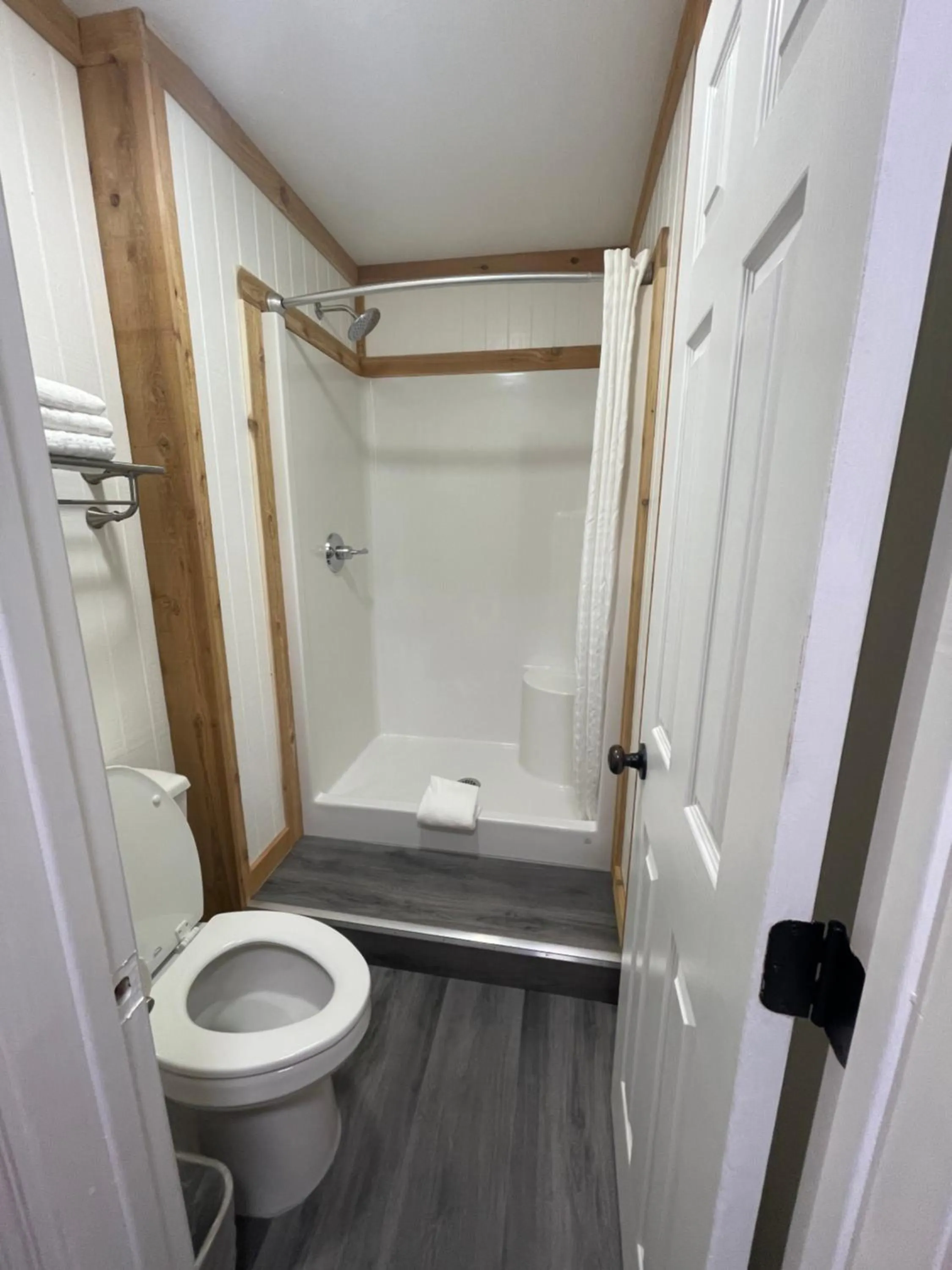 Shower in Stagecoach Inn Woodville