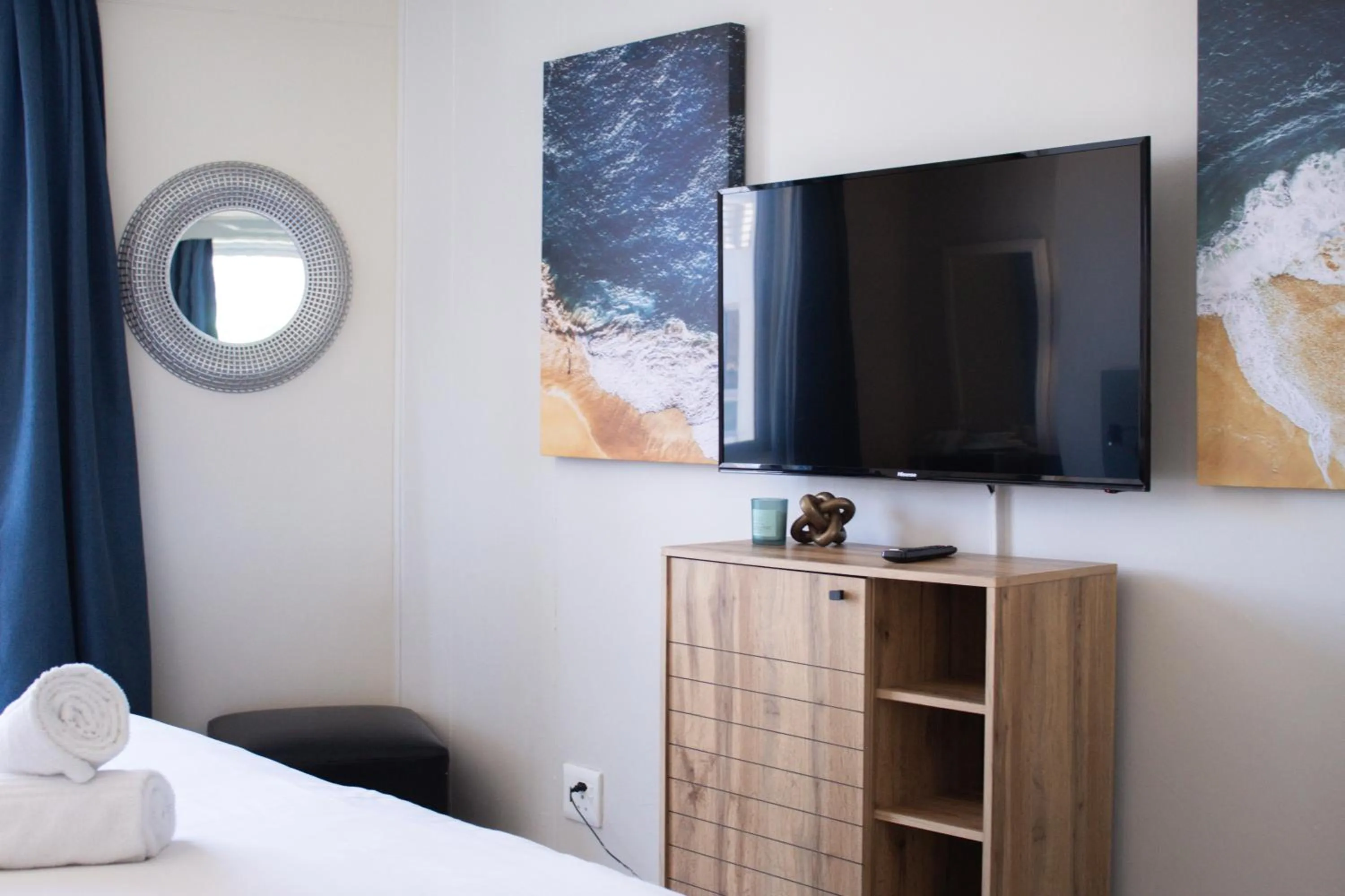 TV and multimedia, Bed in Ocean Breeze Hotel