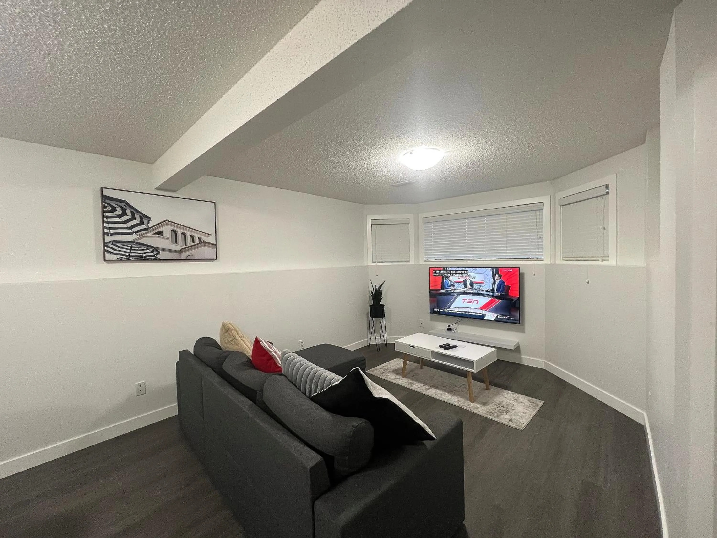 Cozy 3 beds Suite Near Calgary Airport Sleeps 6
