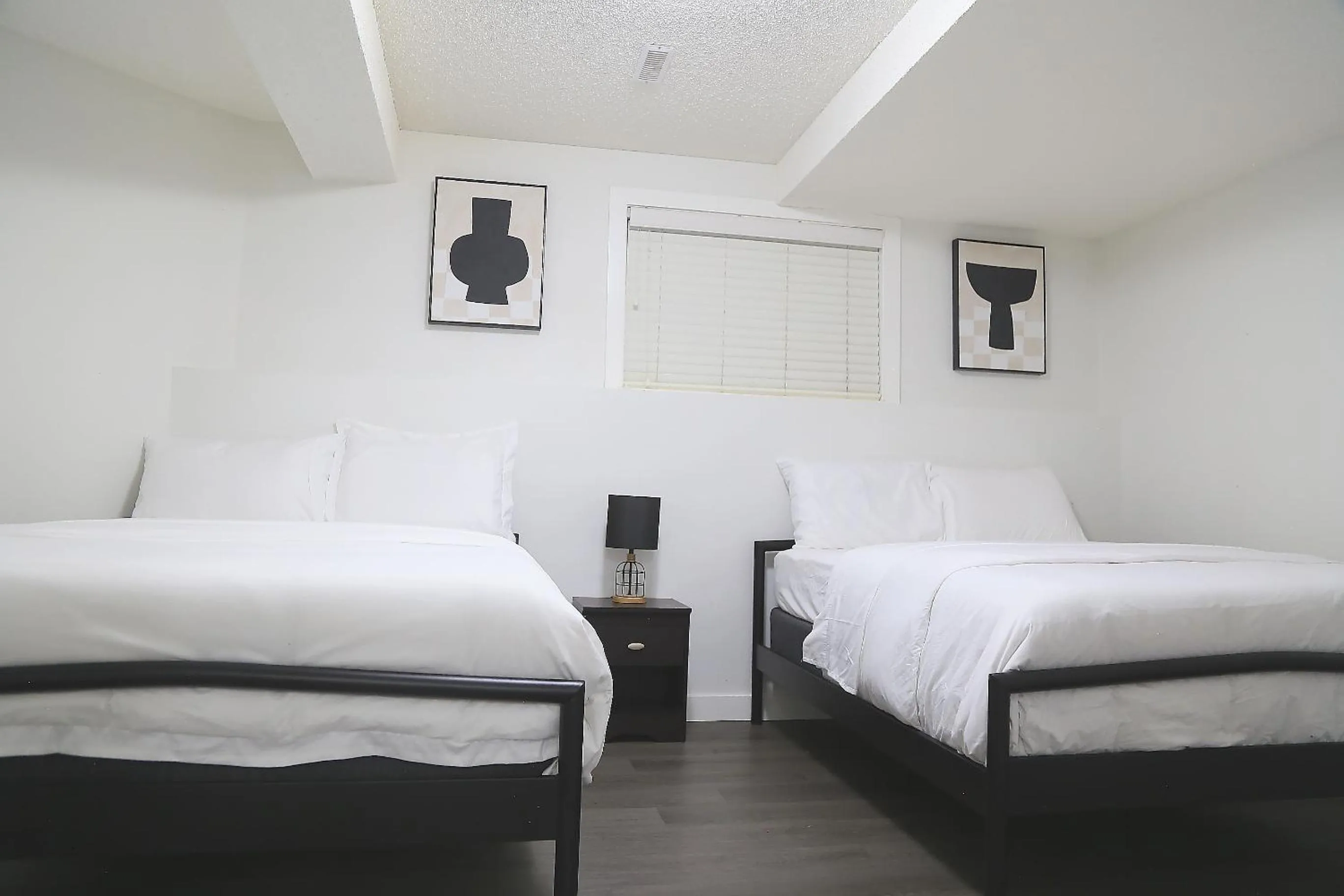 Cozy 3 beds Suite Near Calgary Airport Sleeps 6