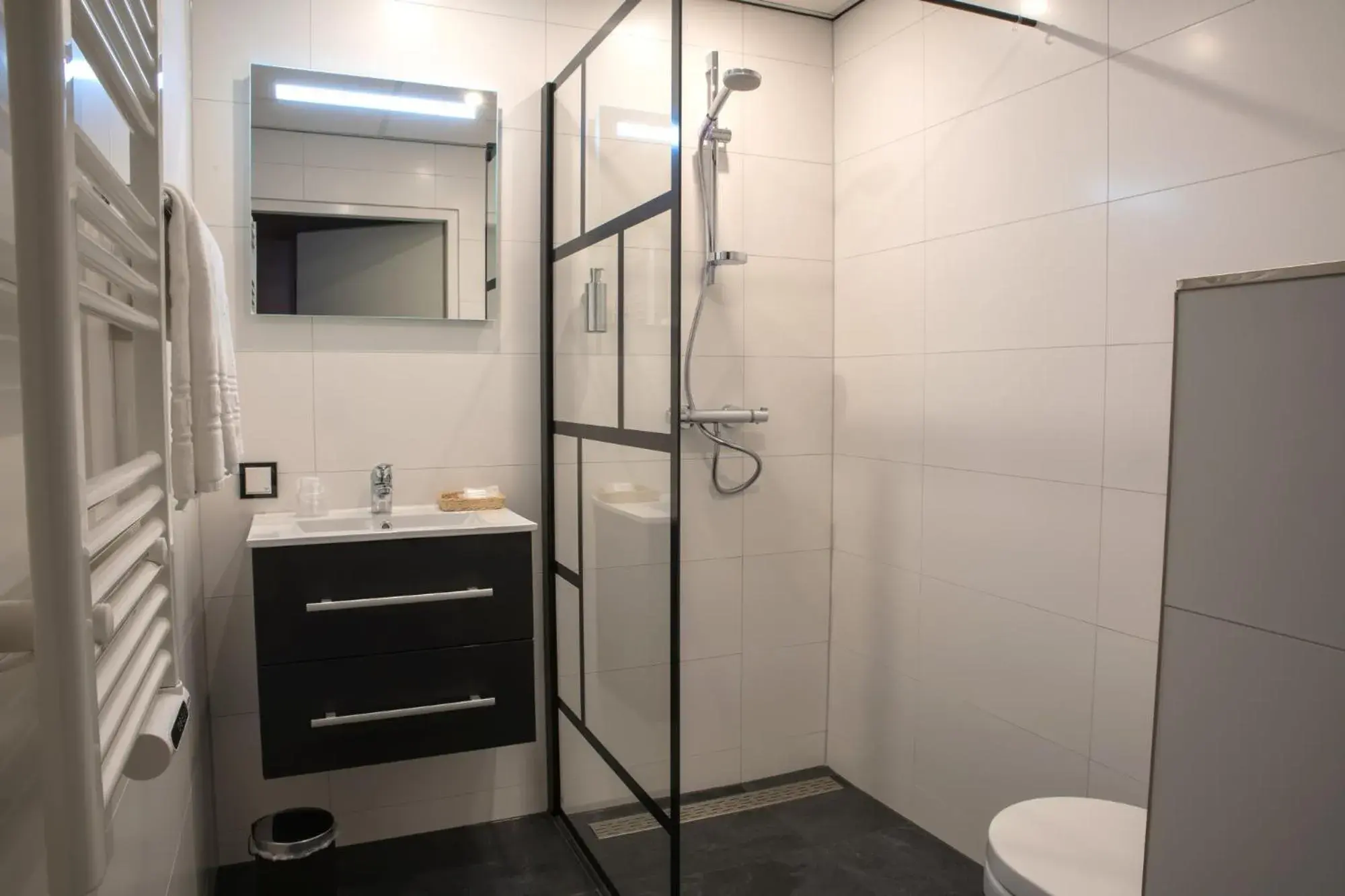 Twin Room with Shower in Hotel Restaurant de Meulenhoek Twin Room with Shower in Hotel Restaurant de Meulenhoek