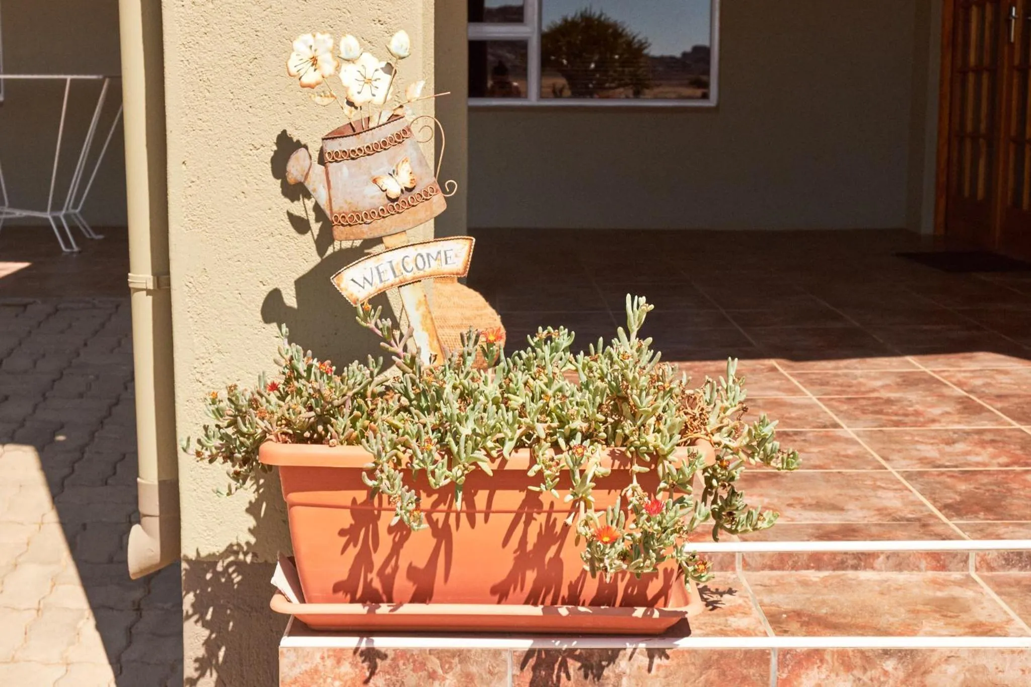 Text overlay in Apollis Cottage