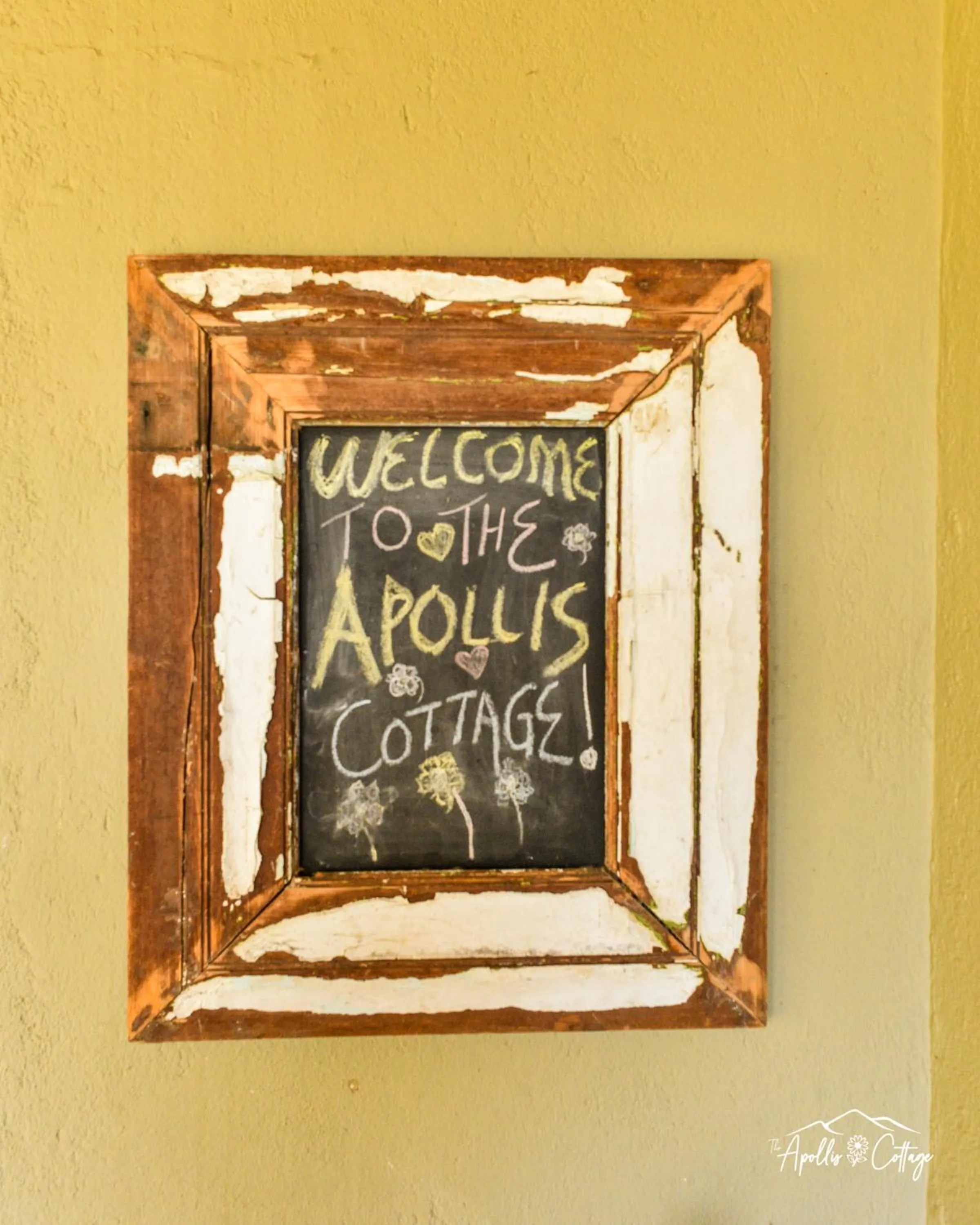Text overlay in Apollis Cottage