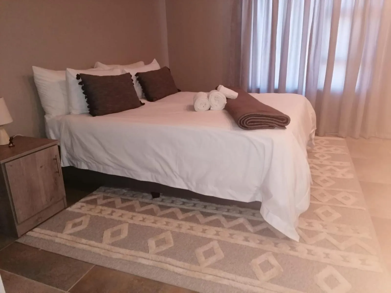 Bedroom, Bed in Apollis Cottage