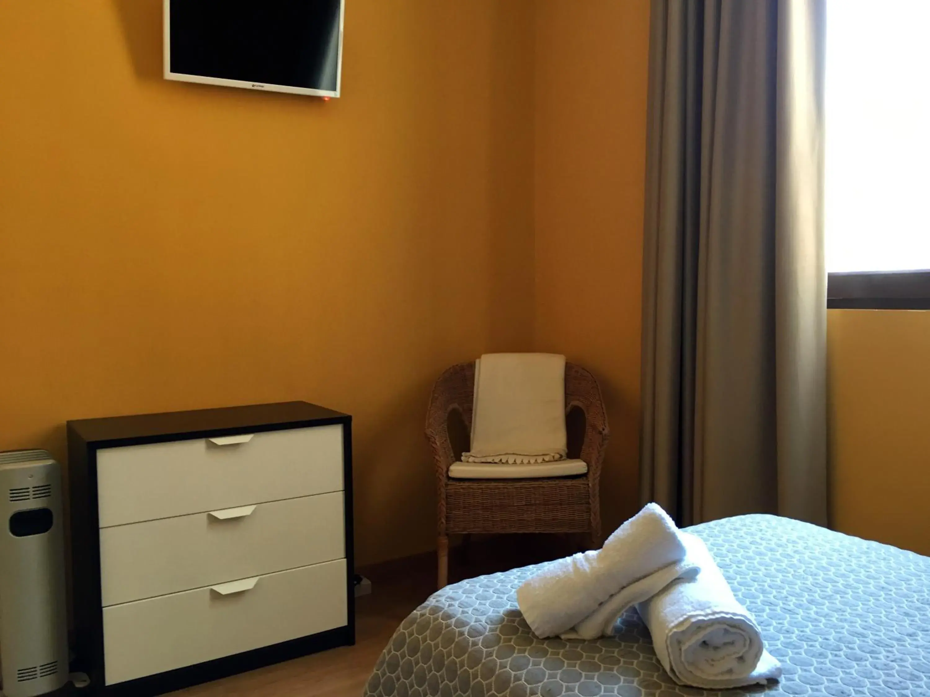 Twin Room with Shared Bathroom in Albergue San Lázaro Twin Room with Shared Bathroom in Albergue San Lázaro