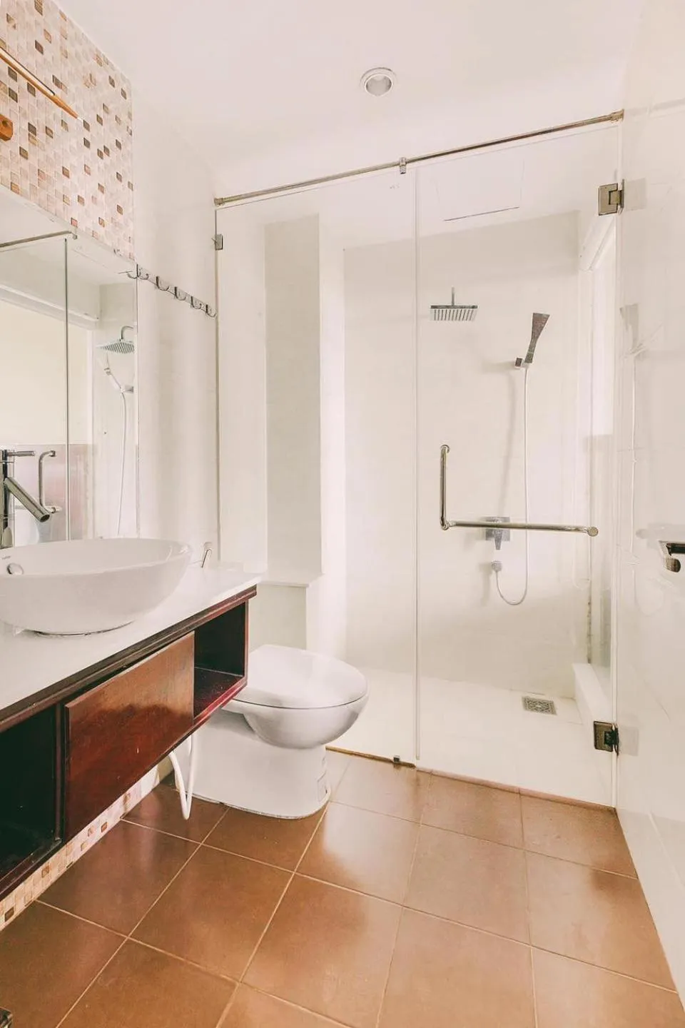 Shower in Dragon Sea Hotel