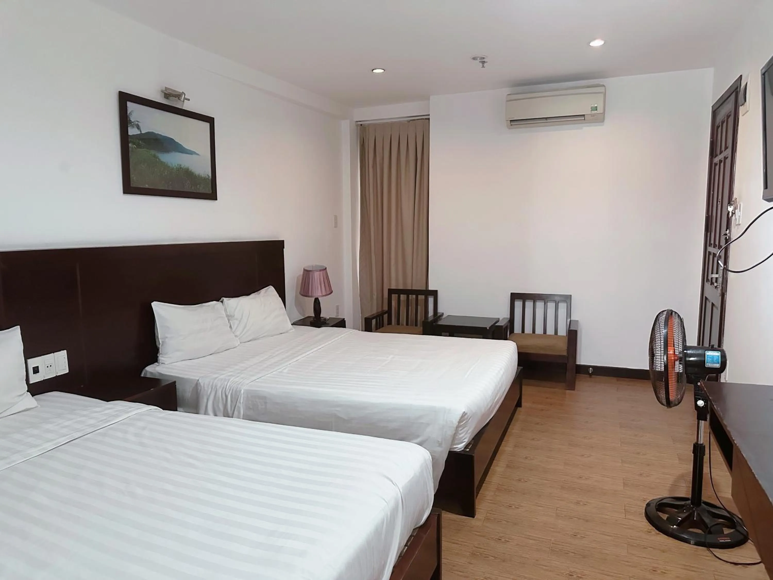 Bedroom, Bed in Dragon Sea Hotel