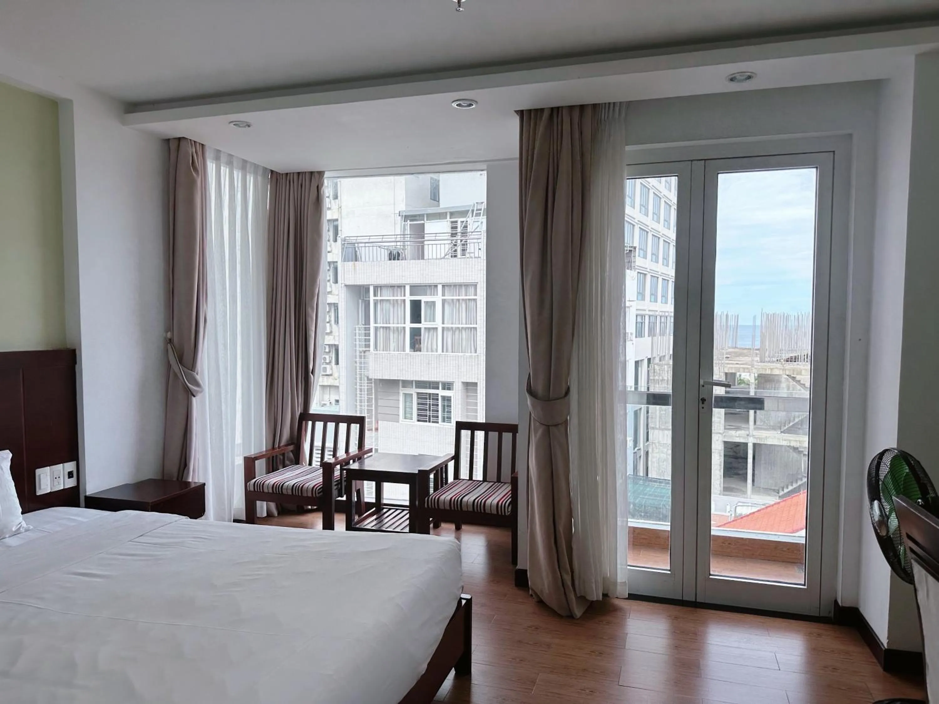 Living room, Bed in Dragon Sea Hotel