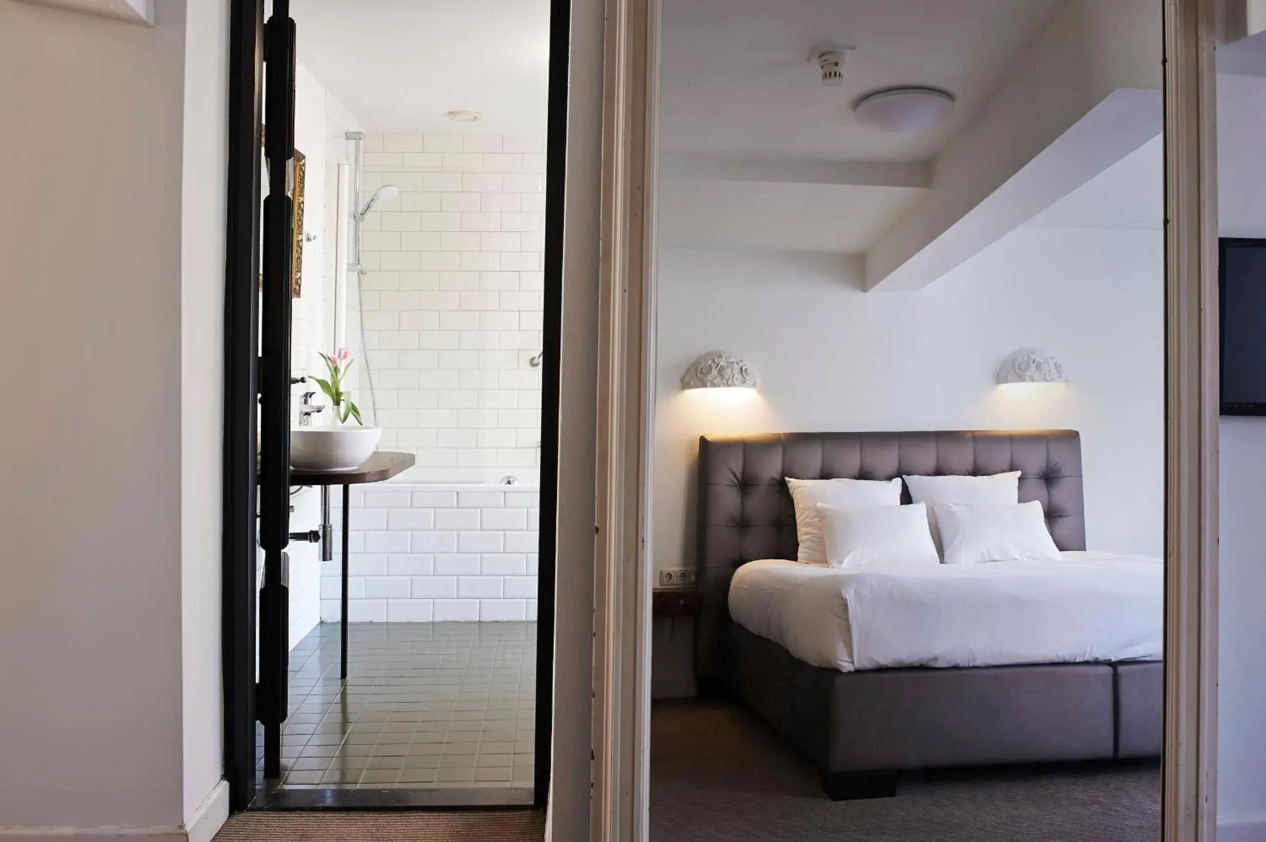 Deluxe Double Room with Bath in Hotel Les Charmes Deluxe Double Room with Bath in Hotel Les Charmes