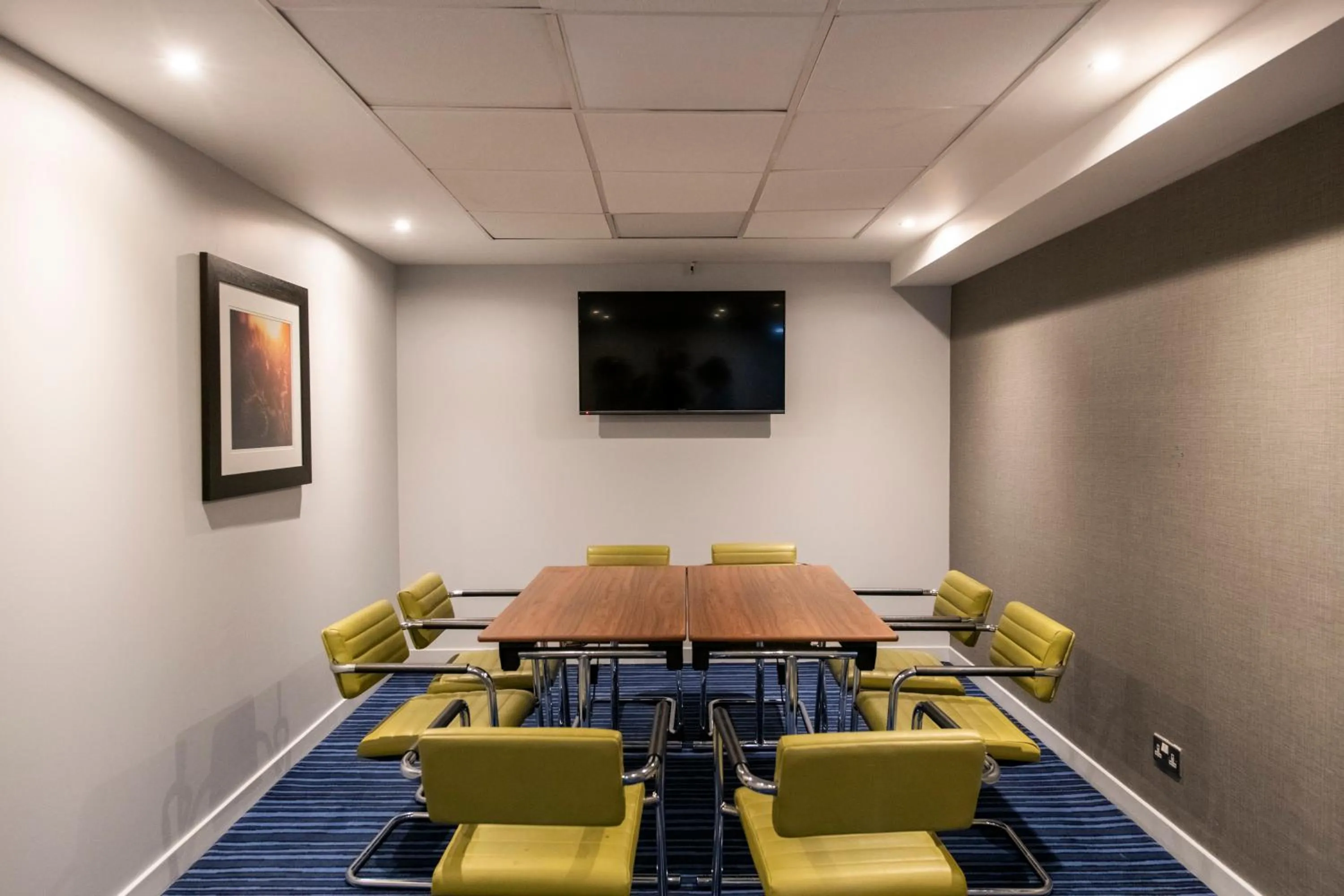 Meeting/conference room in Holiday Inn Express Edinburgh Airport by IHG