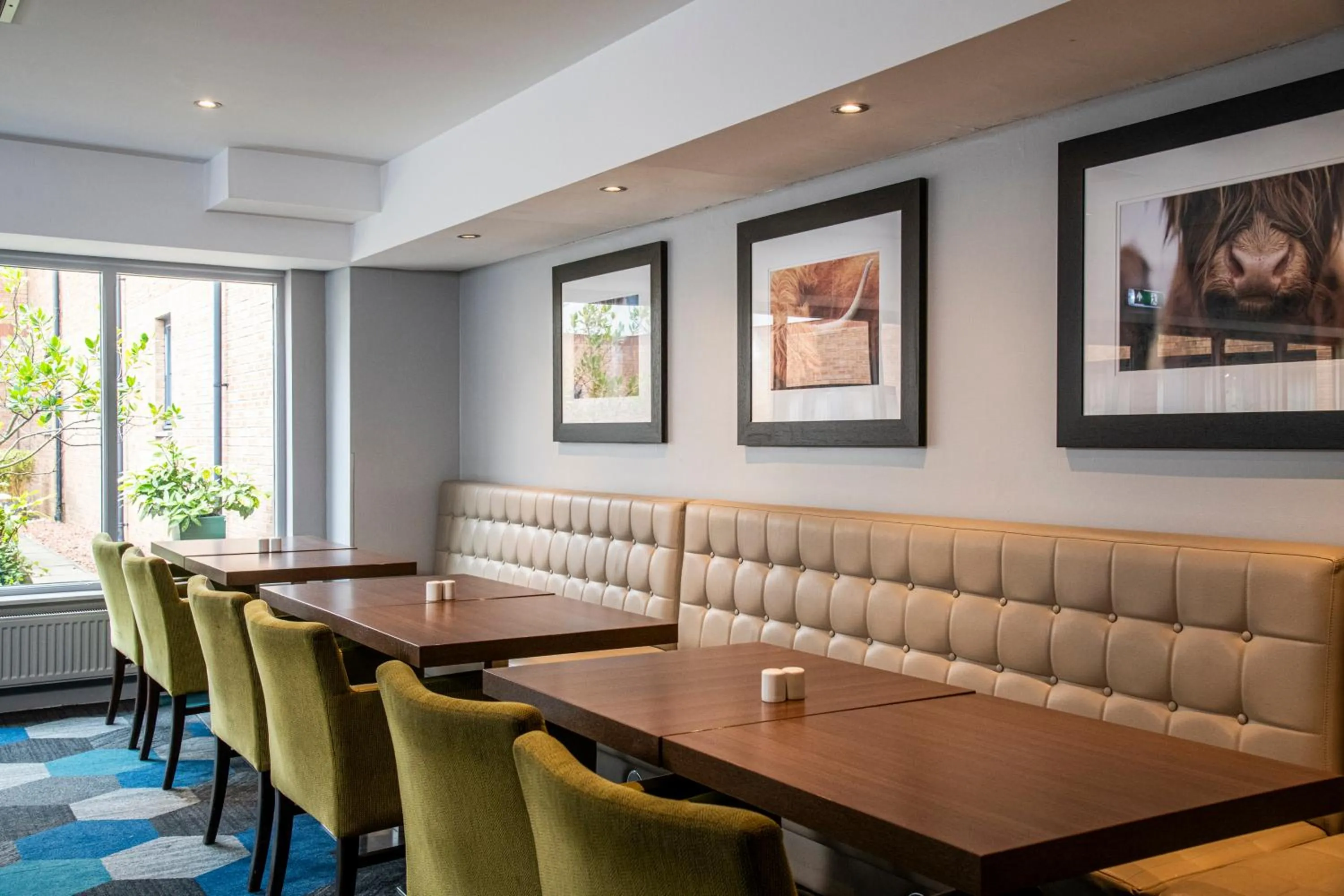Restaurant/places to eat in Holiday Inn Express Edinburgh Airport by IHG