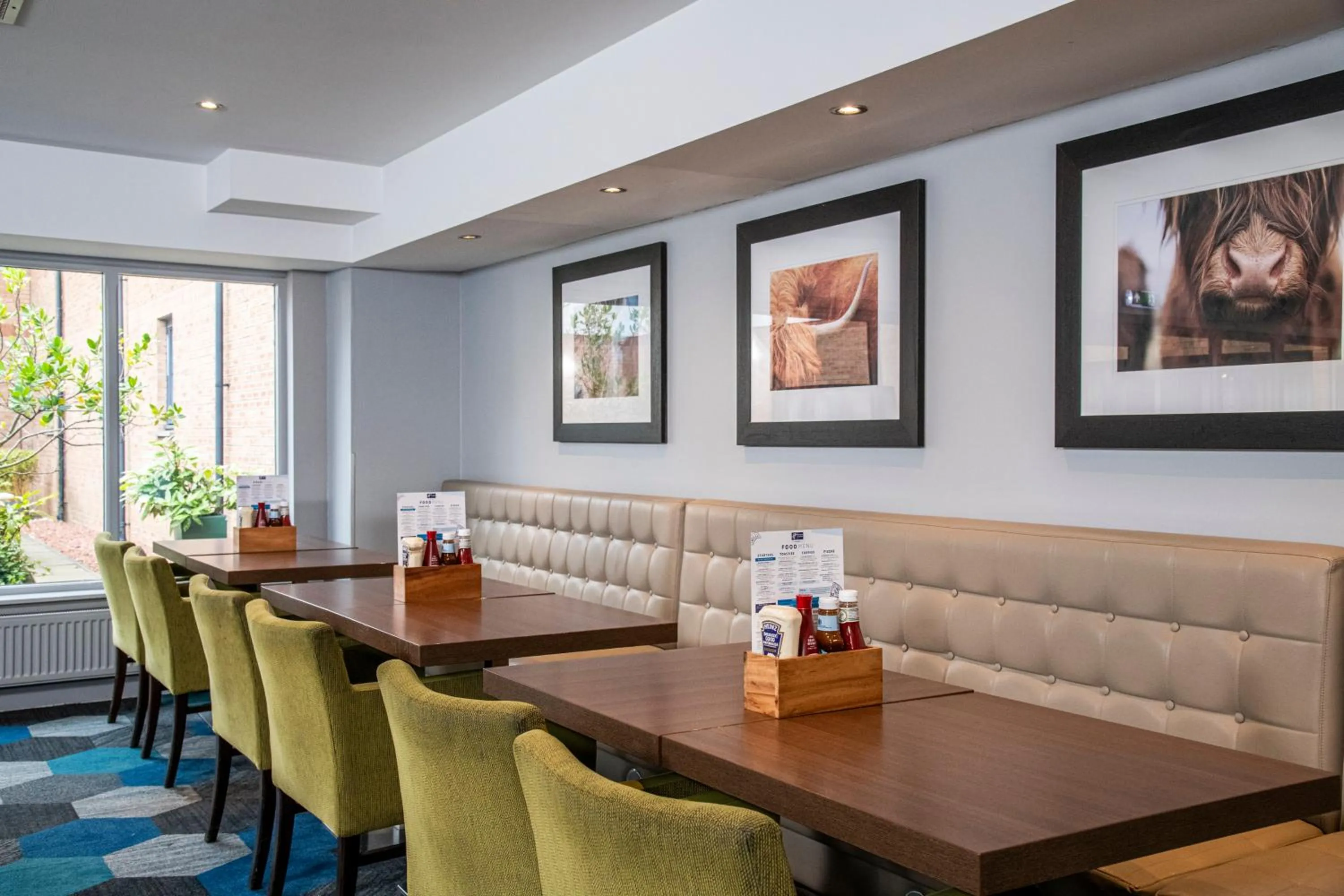 Restaurant/places to eat in Holiday Inn Express Edinburgh Airport by IHG