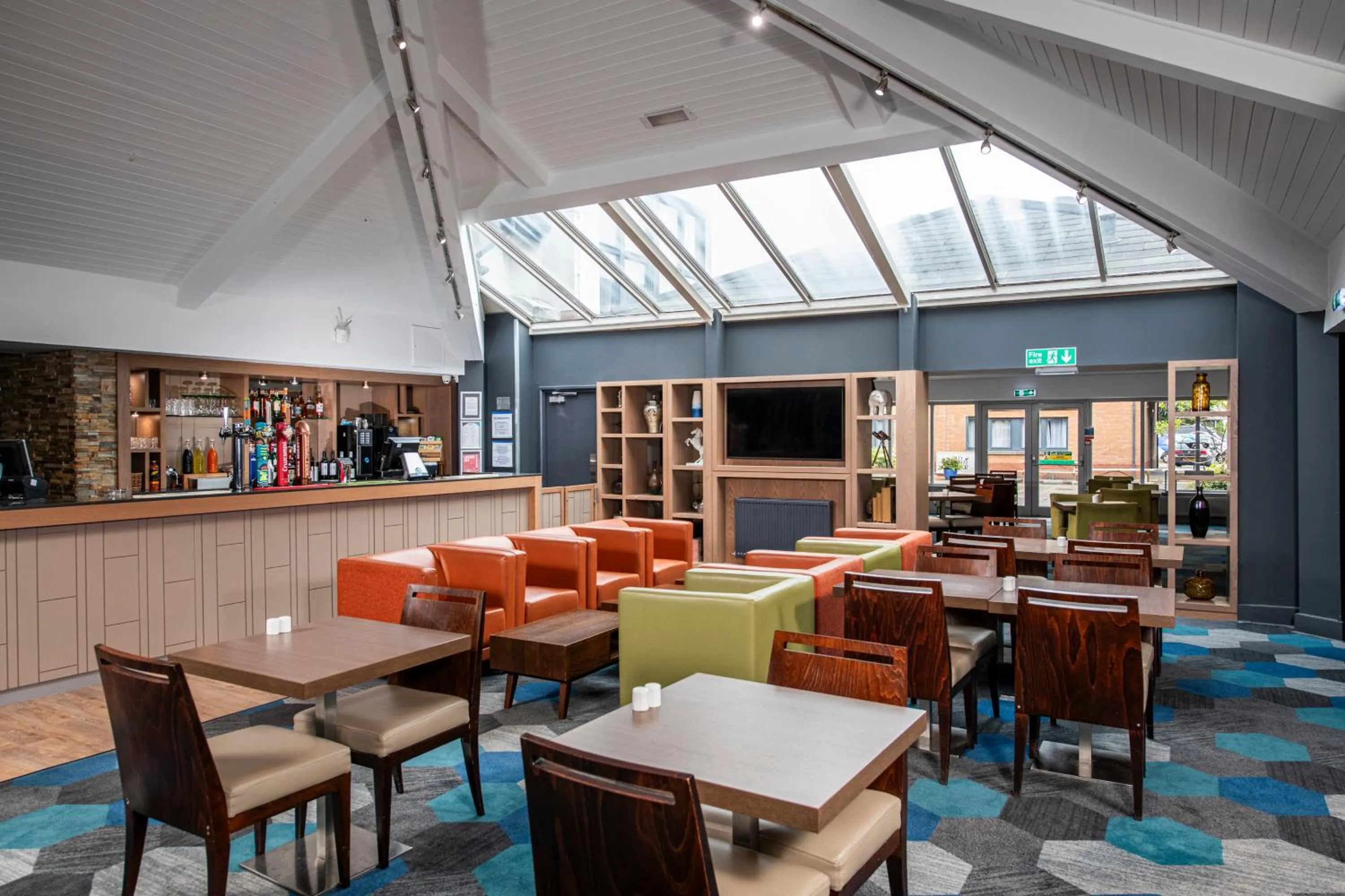 Lounge or bar in Holiday Inn Express Edinburgh Airport by IHG