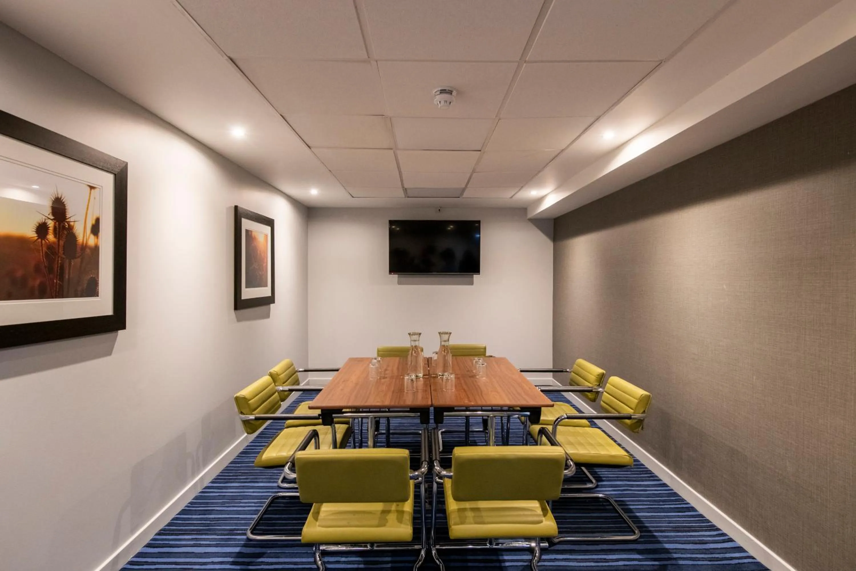Meeting/conference room in Holiday Inn Express Edinburgh Airport by IHG