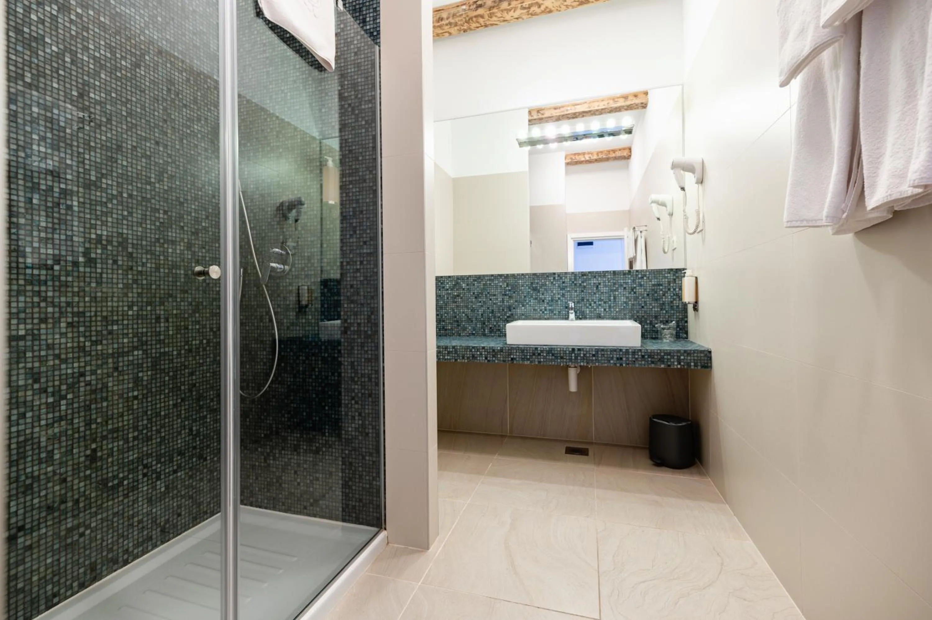 Shower in Azur Palace Luxury Rooms