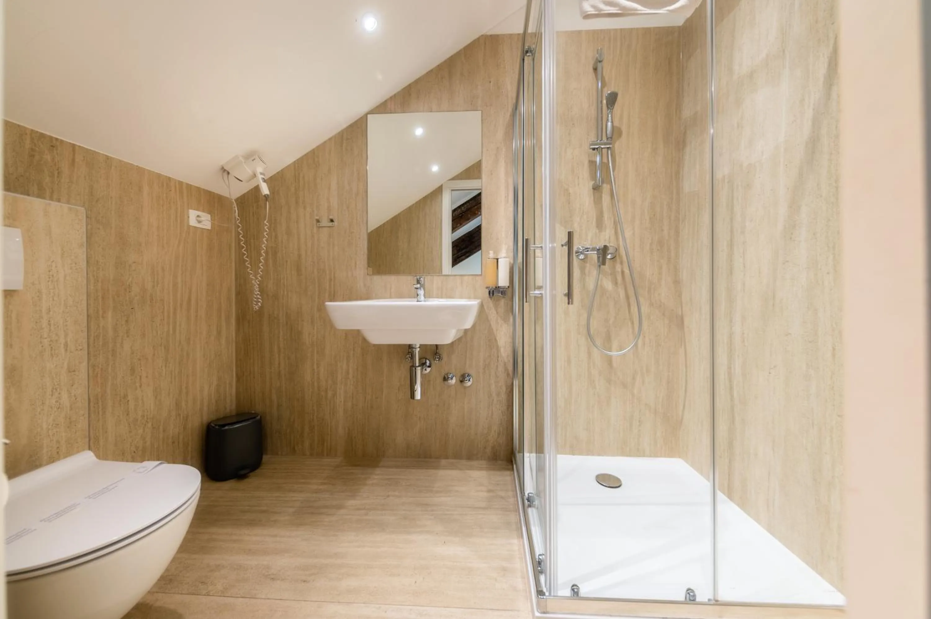 Shower in Azur Palace Luxury Rooms