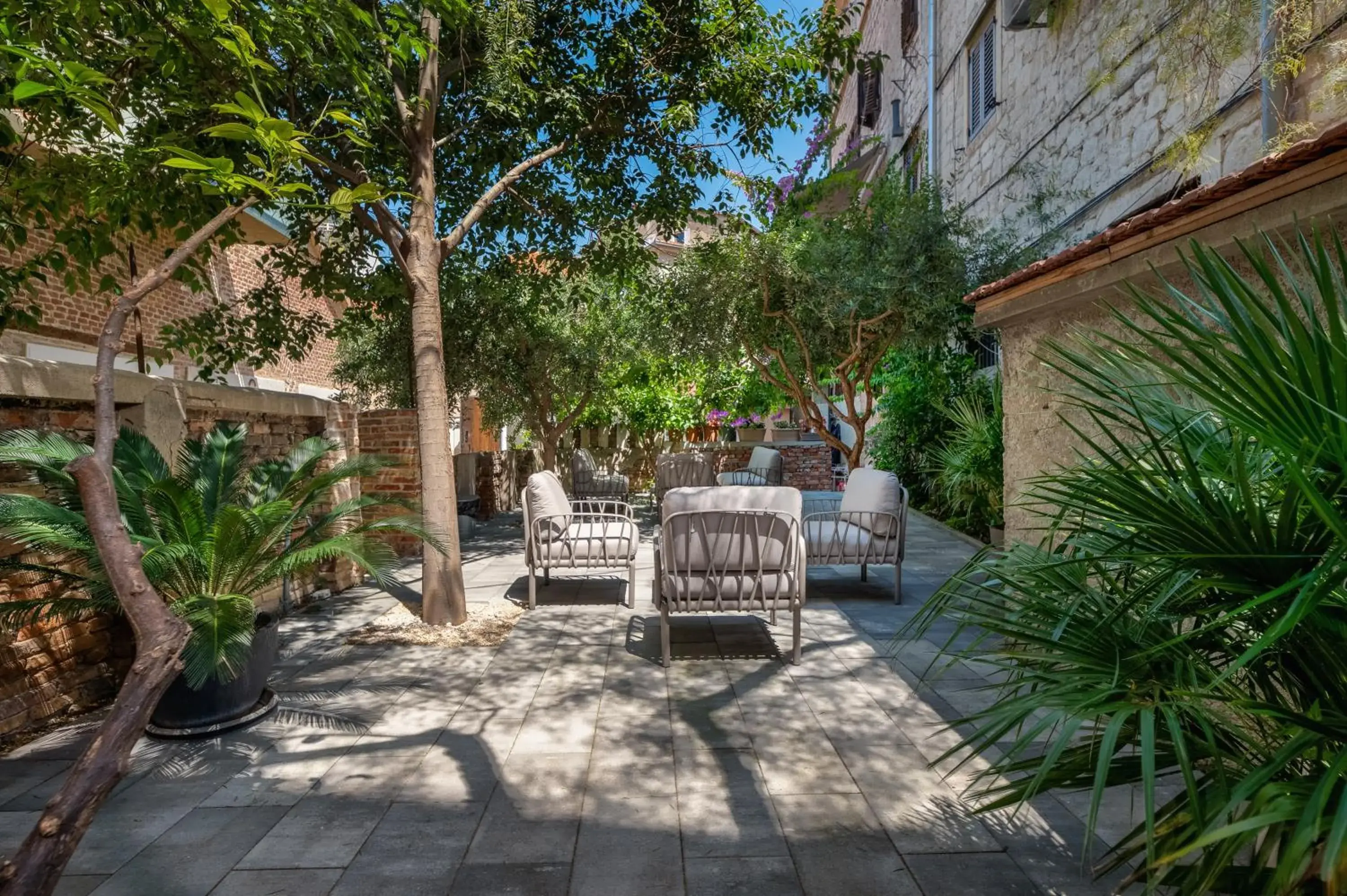 Property building in Azur Palace Luxury Rooms Property building in Azur Palace Luxury Rooms