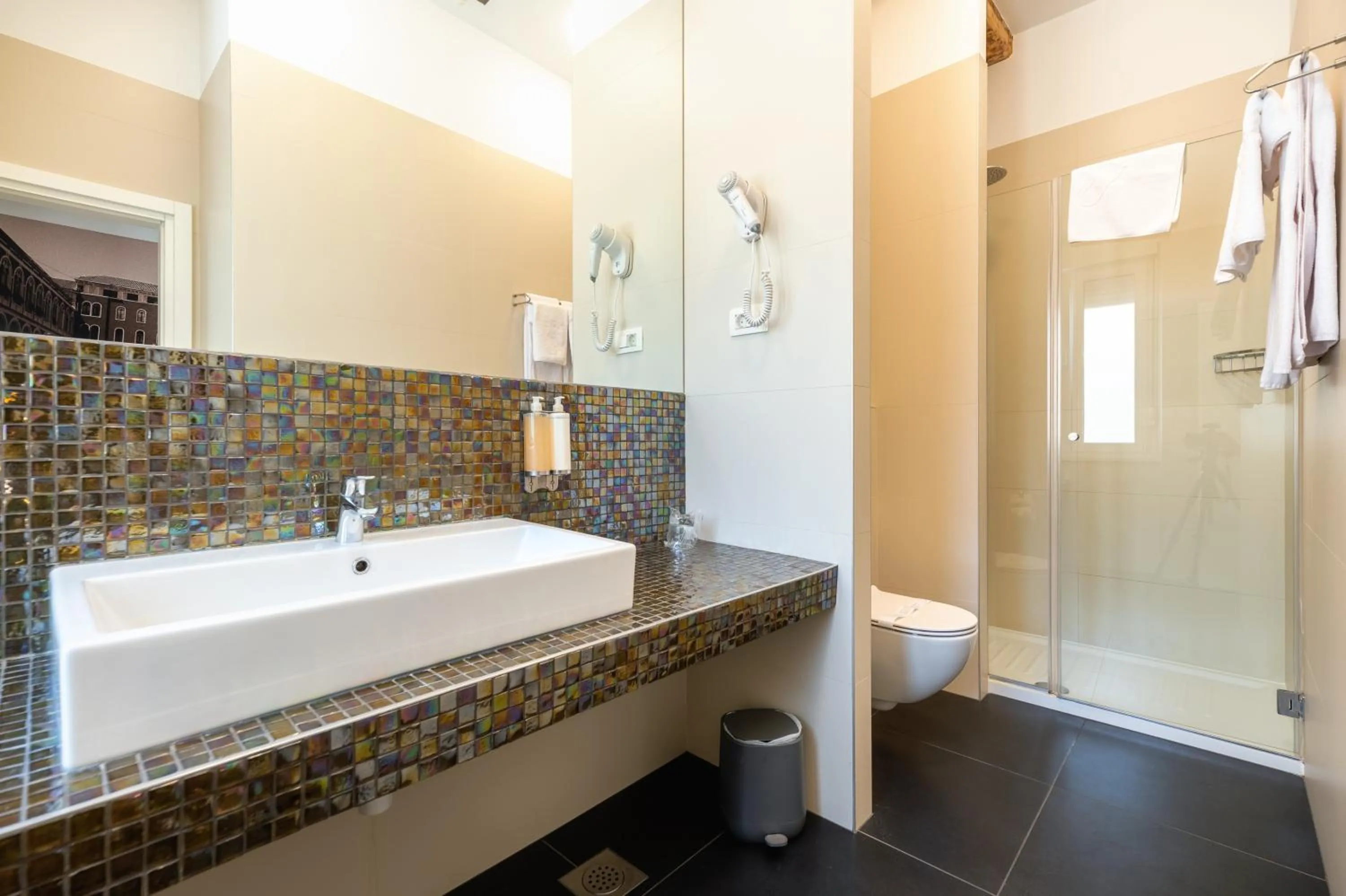 Shower in Azur Palace Luxury Rooms