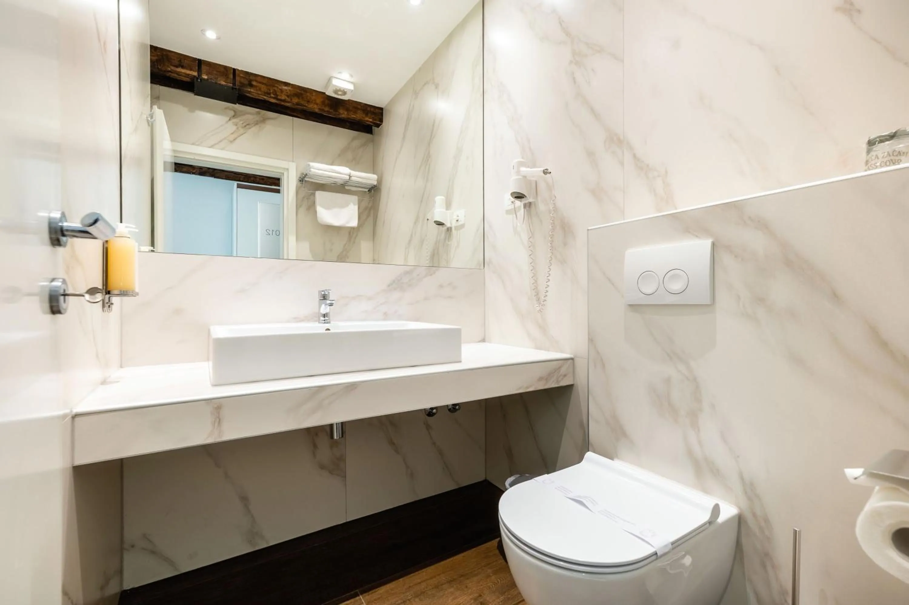 Shower in Azur Palace Luxury Rooms