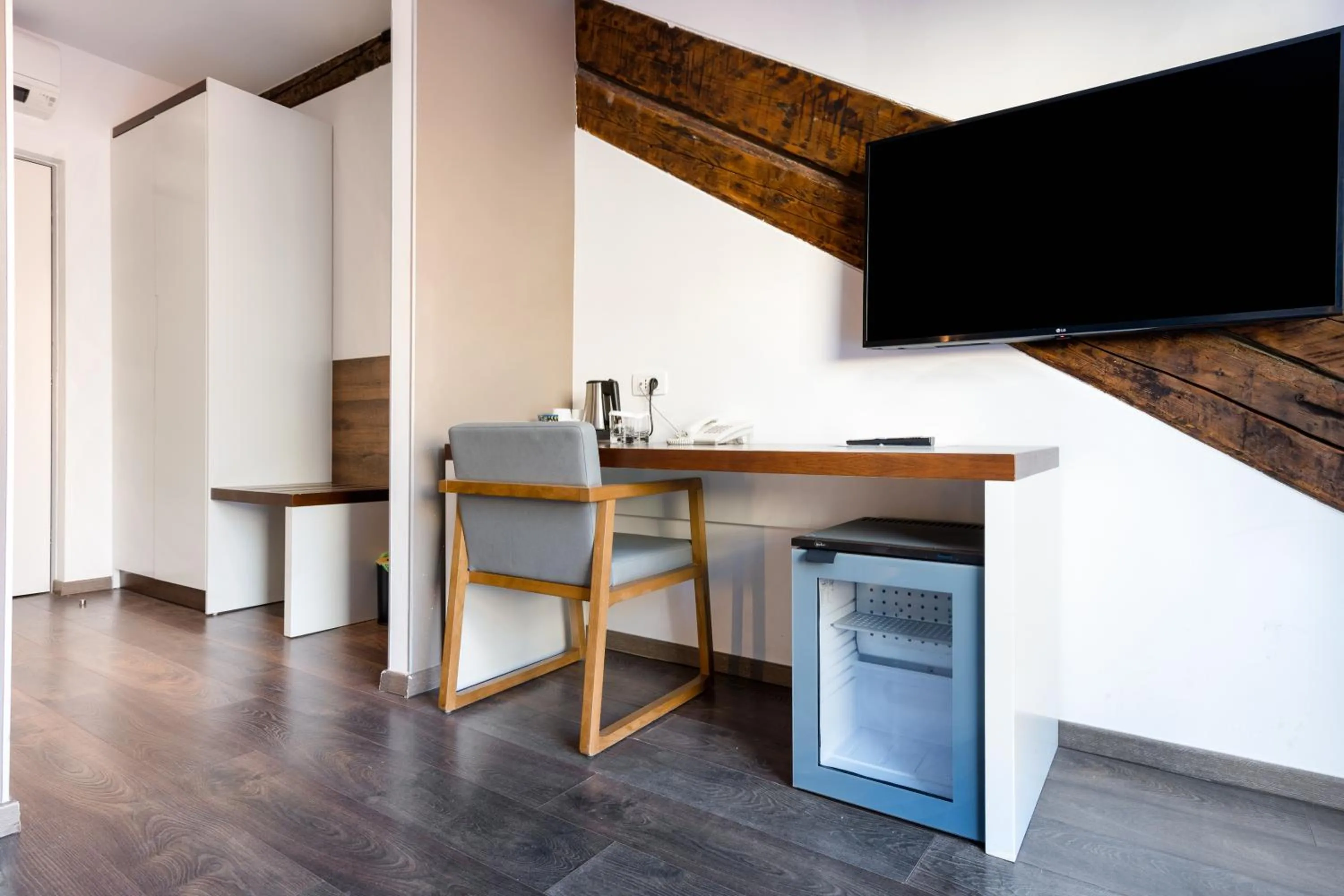 TV and multimedia in Azur Palace Luxury Rooms